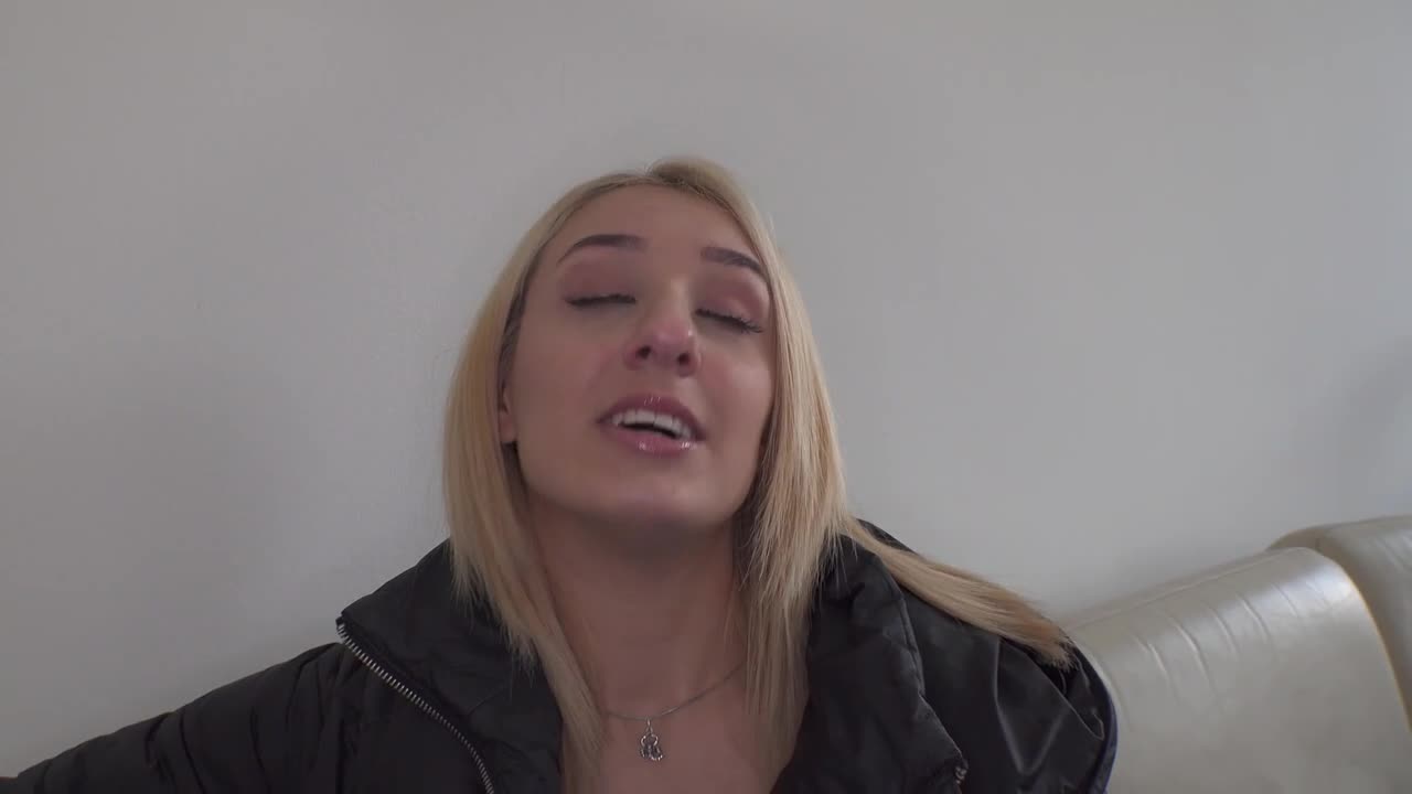 世界通用的肢体语言，用骗拐技巧抓到可爱的金发美女，欢乐摇摆着腰，拍摄出演中出AV影片。 - AV大平台-中文字幕,成人影片,AV,国产,线上看