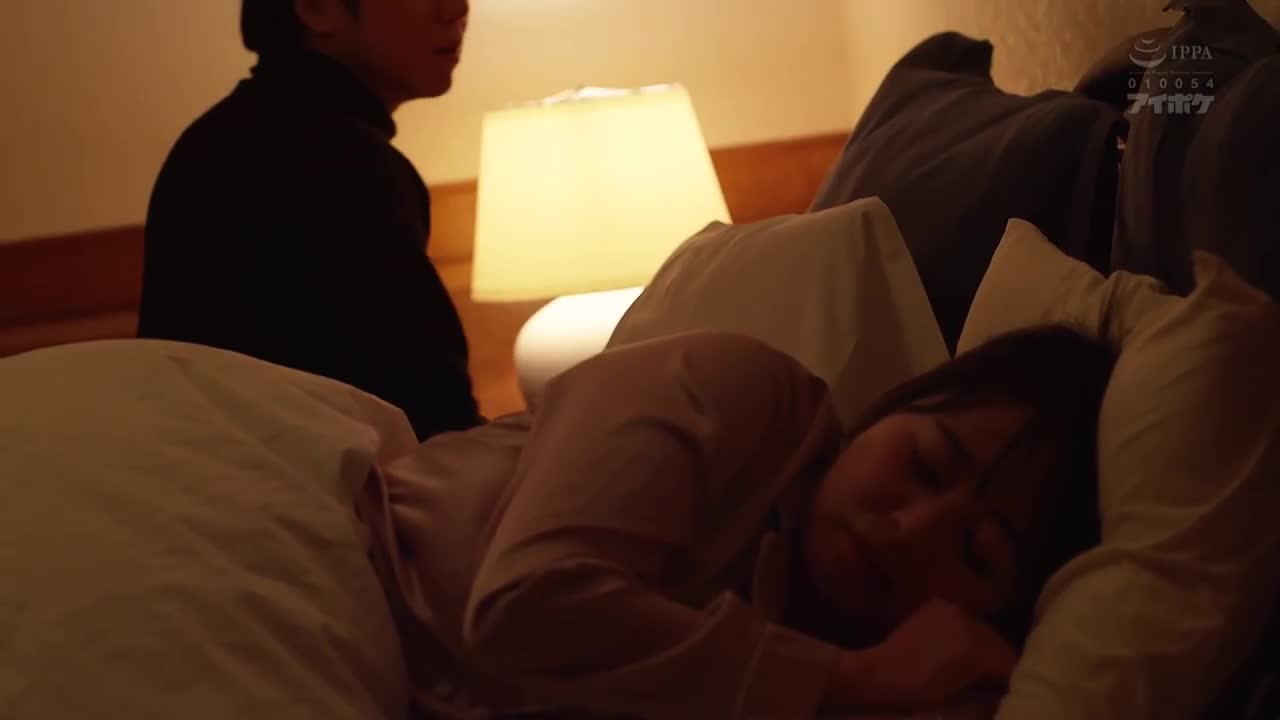 人生最幸福的时候，竟然遇到结婚逆NTR 背着新娘 偷偷诱惑新郎＋NTR的美女婚宴策划人 明里䌷 - AV大平台-中文字幕,成人影片,AV,国产,线上看