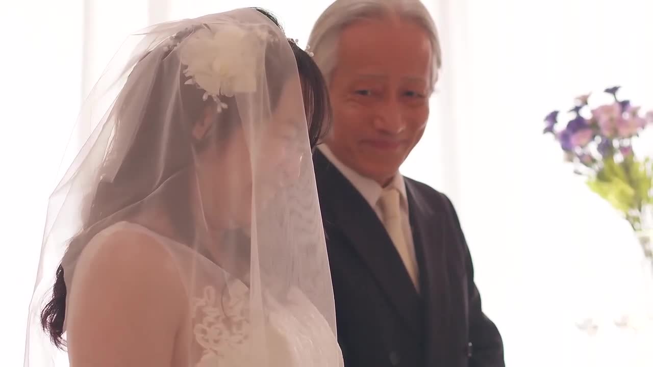 人生最幸福的时候，竟然遇到结婚逆NTR 背着新娘 偷偷诱惑新郎＋NTR的美女婚宴策划人 明里䌷 - AV大平台-中文字幕,成人影片,AV,国产,线上看