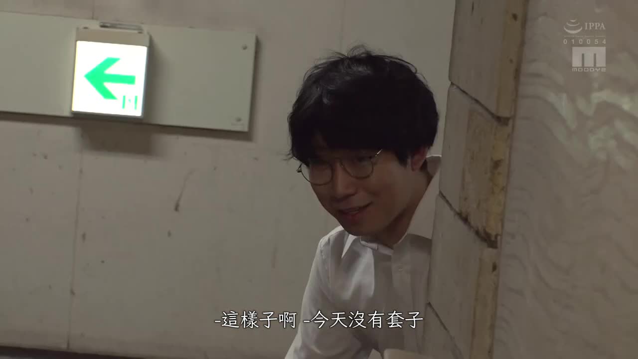 M男×坚守NTR 有人要来了赶快结束吧！我帮从以前就很喜欢的青梅竹马把风，我一直被强迫看她被中出的模样…  新井里真 - AV大平台-中文字幕,成人影片,AV,国产,线上看