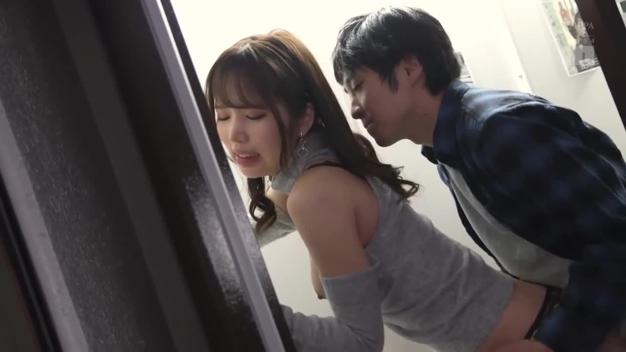 M男×坚守NTR 有人要来了赶快结束吧！我帮从以前就很喜欢的青梅竹马把风，我一直被强迫看她被中出的模样…  新井里真 - AV大平台-中文字幕,成人影片,AV,国产,线上看