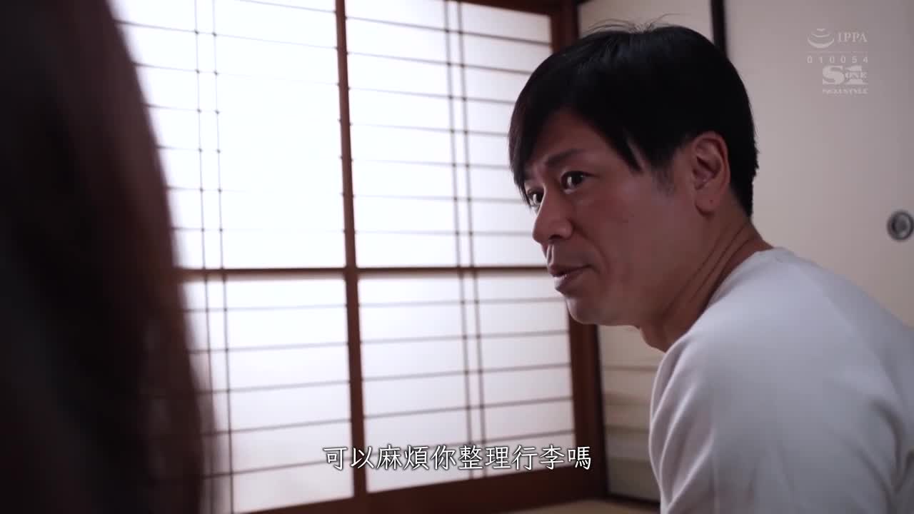 友人夫妇与四人一起温泉旅行，美丽至极的友人太太明显地诱惑着我！？ 暗中对爱妻不忠，做出W不伦性行为…该做吗？该不做吗？ 葵司 - AV大平台-中文字幕,成人影片,AV,国产,线上看