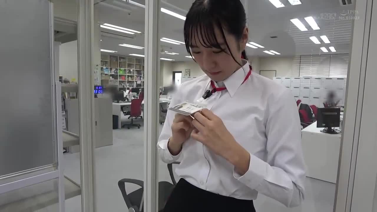 在社内突击访问工作中的新人女社员・野球拳！总务部 渡部花 - AV大平台-中文字幕,成人影片,AV,国产,线上看
