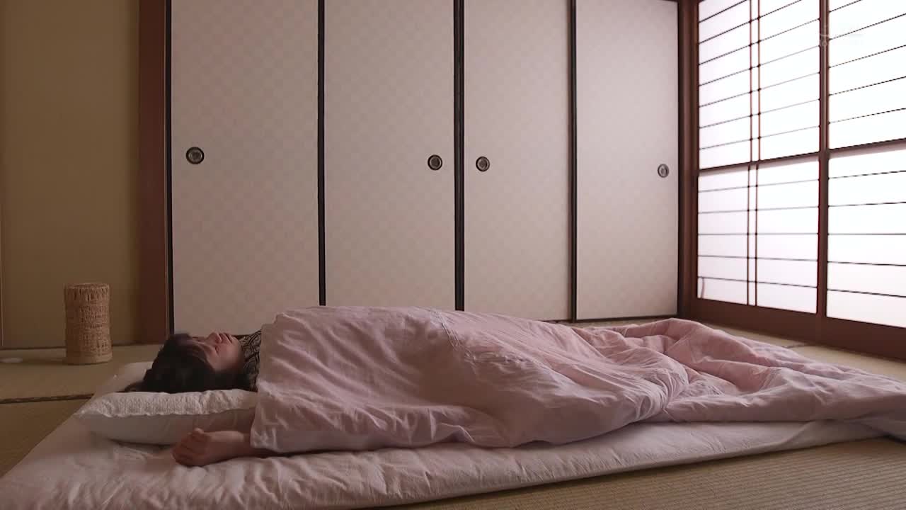 最近才刚进的公司…出差去了温泉旅馆 跟中年同事住进同一间房…虽然有远距离恋爱中的男友 我还是被NTR了。 滨边栞帆 - AV大平台-中文字幕,成人影片,AV,国产,线上看