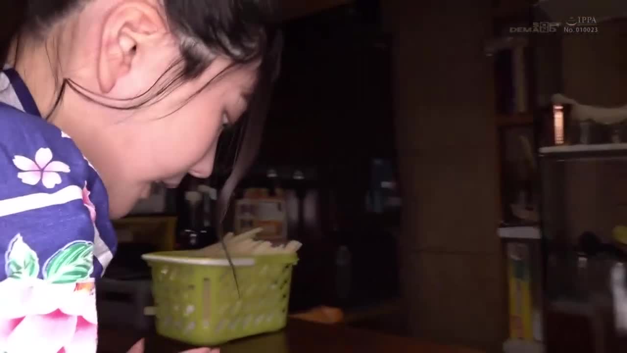 只要给一千日圆就会狂舔...？！到快速·便宜·又很厉害的成为话题的有即口交舔舐打手枪的酒场去跟拍！迅速口交射精的神级对应！可以边喝酒边射精的新营业型态！ 蓝芽みずき,绫瀬ひまり,星仲ここみ - AV大平台-中文字幕,成人影片,AV,国产,线上看