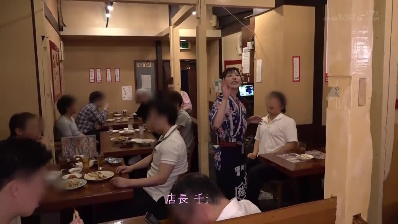 只要给一千日圆就会狂舔...？！到快速·便宜·又很厉害的成为话题的有即口交舔舐打手枪的酒场去跟拍！迅速口交射精的神级对应！可以边喝酒边射精的新营业型态！ 蓝芽みずき,绫瀬ひまり,星仲ここみ - AV大平台-中文字幕,成人影片,AV,国产,线上看