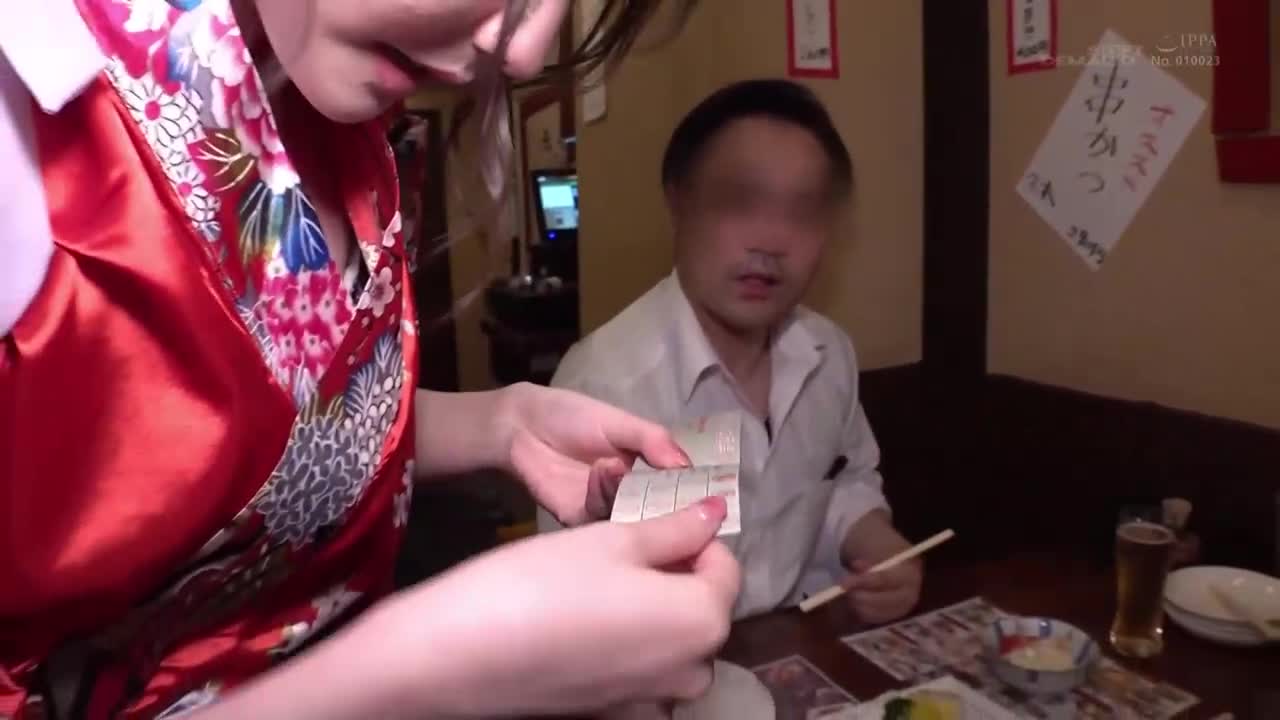只要给一千日圆就会狂舔...？！到快速·便宜·又很厉害的成为话题的有即口交舔舐打手枪的酒场去跟拍！迅速口交射精的神级对应！可以边喝酒边射精的新营业型态！ 蓝芽みずき,绫瀬ひまり,星仲ここみ - AV大平台-中文字幕,成人影片,AV,国产,线上看