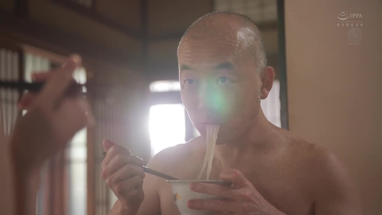 挥汗＊中出的初次剧情片！老公只身外派时的一个月，沉溺在和町内会长全身爱抚中出不伦中的我  流川春香 - AV大平台-中文字幕,成人影片,AV,国产,线上看
