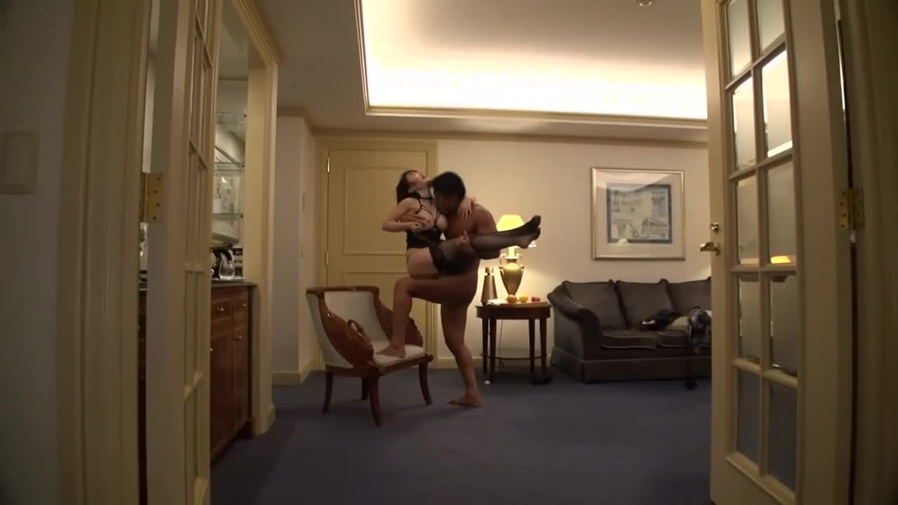 【禁断！NTR人妻中出！】专门让老公看！自己主动应募的欲求不满富裕人妻！肉感美体和男优巨大肉棒绝伦3P+被迫观看的老公在郁闷中肉棒勃起紧急参战！【妄想女孩。28人 亚里纱】 - AV大平台-中文字幕,成人影片,AV,国产,线上看