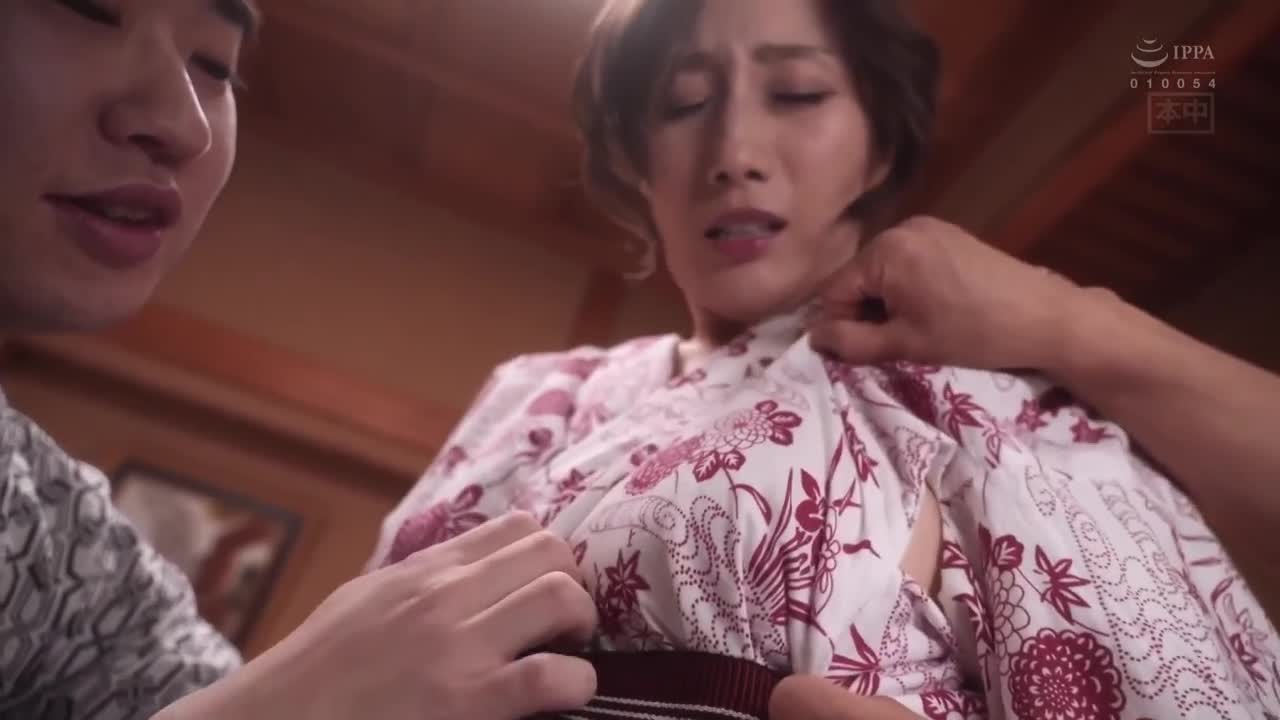 旅行地搭讪NTR～脱下戒指和女性友人去温泉旅行的妻子被轻浮男搭讪播种 JULIA - AV大平台-中文字幕,成人影片,AV,国产,线上看