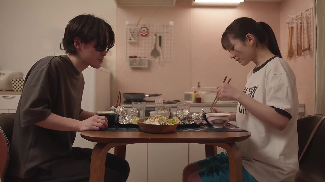 初次脱去她的衣服，发现超级纤细美巨乳，令我大兴奋，直到性欲消逝才停止猛烈约会。五日市芽依 - AV大平台-中文字幕,成人影片,AV,国产,线上看
