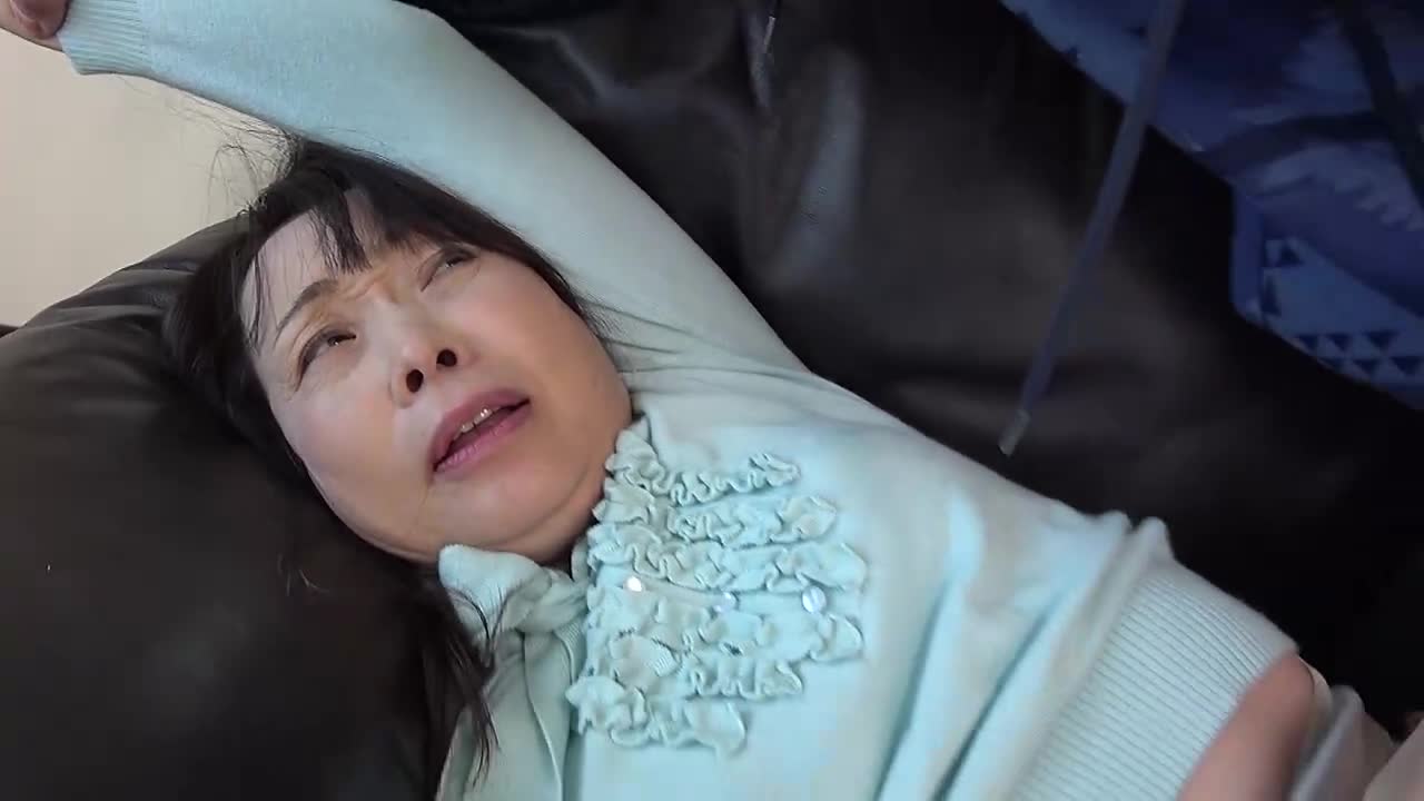 熟妻卑猥剧情：五十岁的母亲被儿子同学强行舔着股间，女儿被捉弄，父亲对儿子的母亲求报复。 - AV大平台-中文字幕,成人影片,AV,国产,线上看