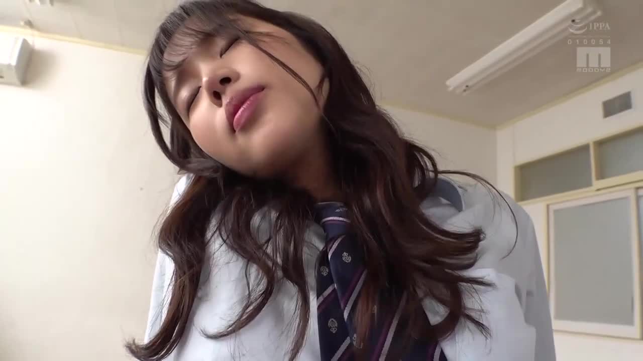 被M字开腿诱惑而做出股骑乘位的痴女挑逗，被俏皮小妞用20次中出强制骑乘。新井里真 - AV大平台-中文字幕,成人影片,AV,国产,线上看