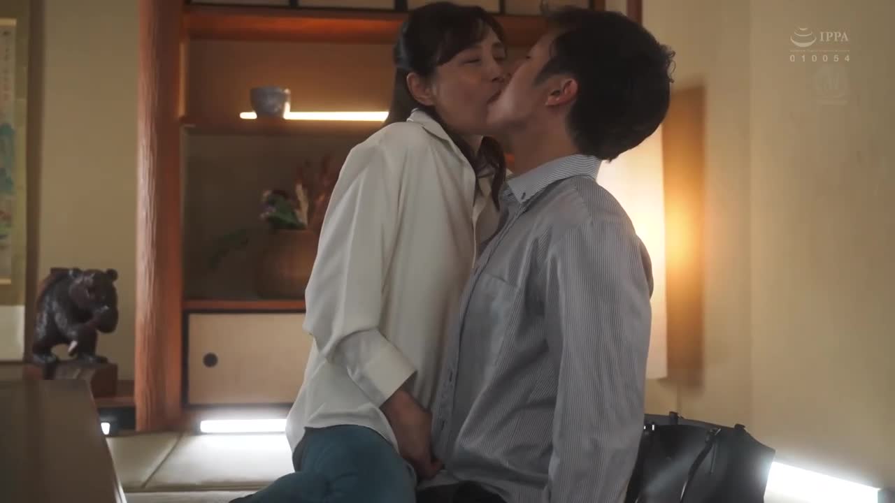 「其实我是个可恶的女人…」温泉逆NTR，沉迷与女友的妈妈偷情中出上瘾。平冈里枝子 - AV大平台-中文字幕,成人影片,AV,国产,线上看