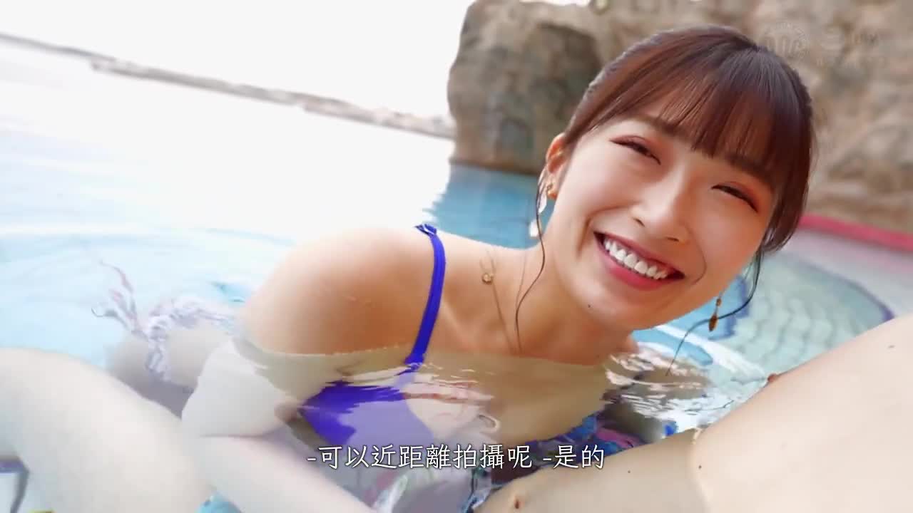 【在巨乳游戏女主播的家中无套内射】寻求刺激的游戏女主播竟然公开募集SEX伙伴♪这次的是【色气外露的巨乳美女】在泳池里立刻开启色情模式→去到家中拍摄下流视频♪第一次体验直播被无套内射…就算有男朋友但还是和陌生... - AV大平台-中文字幕,成人影片,AV,国产,线上看