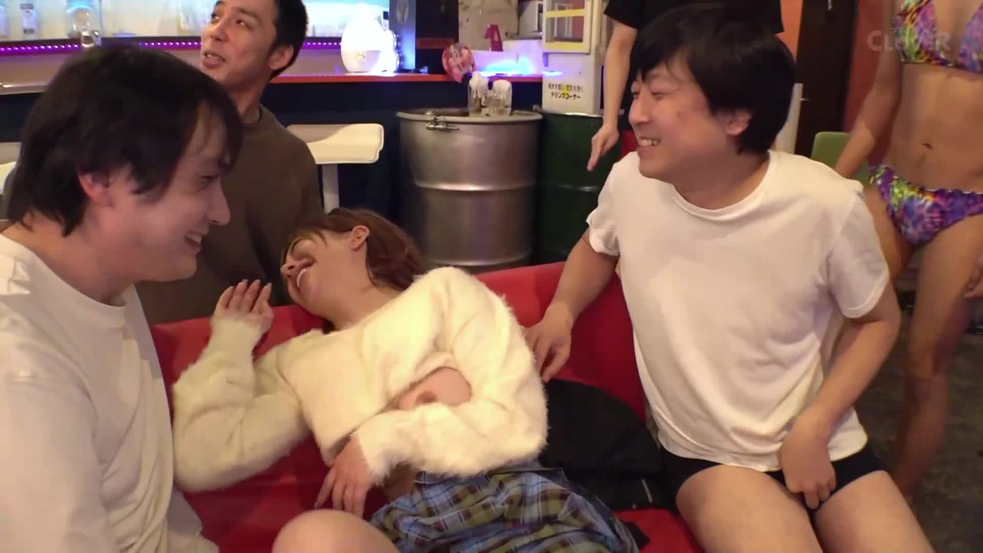 【和哈巴一起撒野吧！ ！一大群老顾客的狂欢！ ！ 】 美乳修长身材女神为熟客担任服务！ ！左手有鸡巴，右手有鸡巴，嘴里有鸡巴的豪华3件套，360°全程吸吮，无论你看向哪里，都会对色情多人游戏感到兴奋！ ！ - AV大平台-中文字幕,成人影片,AV,国产,线上看
