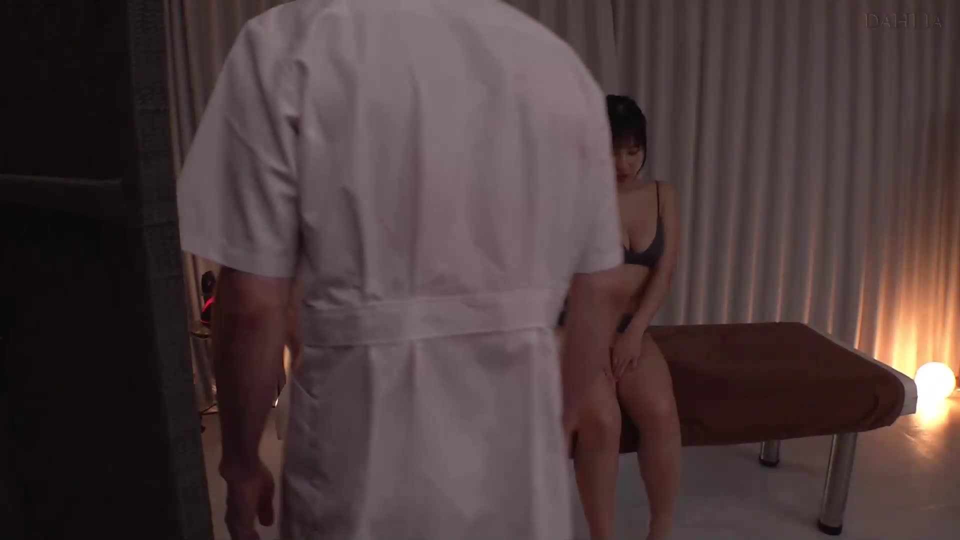 疲惫的身体被无良美容师玩弄，疲惫的身体被催情油挑逗，子宫掉落的偶像柊木里音，展现出性感的阴道。 - AV大平台-中文字幕,成人影片,AV,国产,线上看