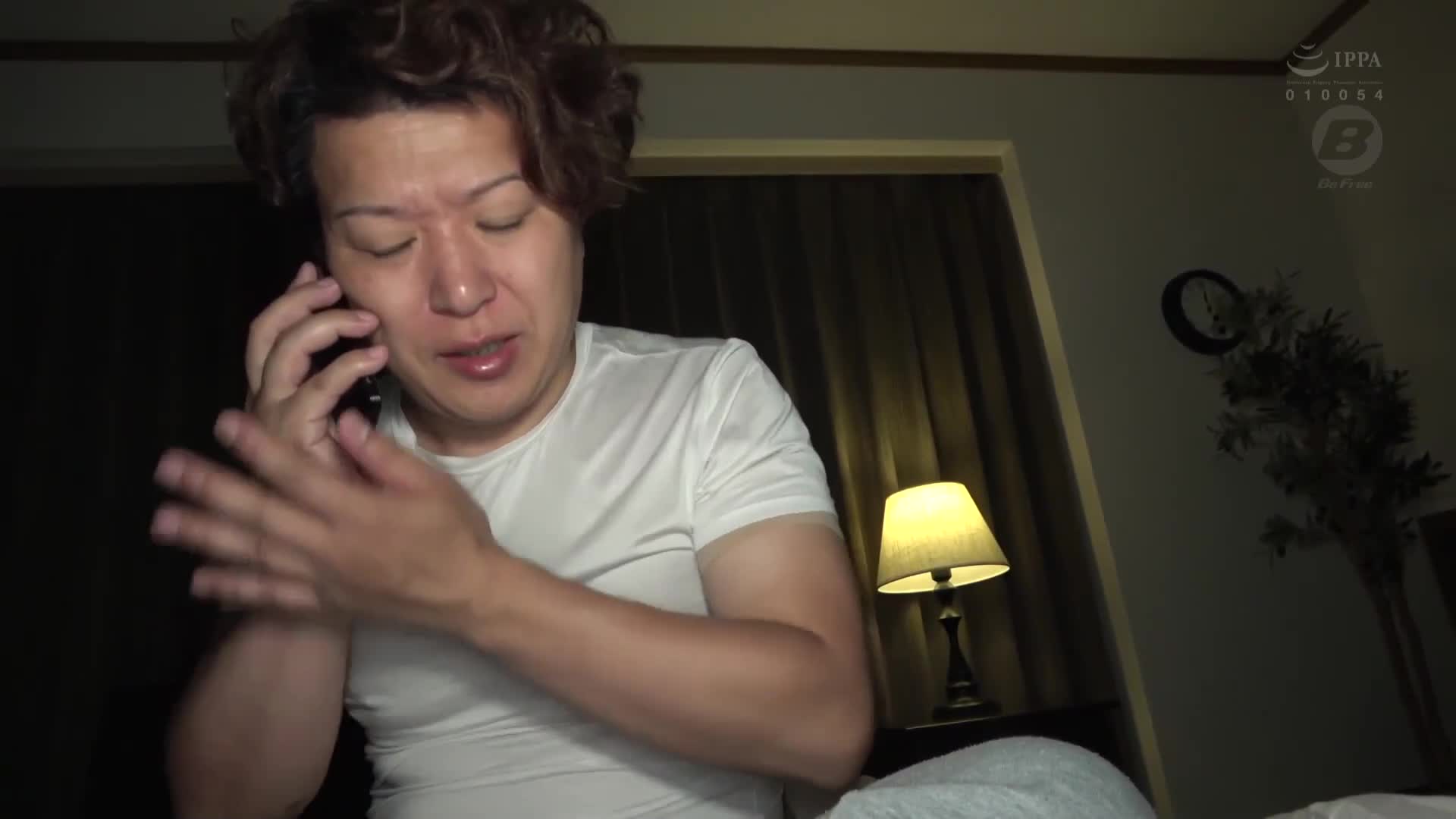 看起来平淡无奇，但是当脱下来的时候，就会发现惊人的腰围！我被一个F罩杯打桩女牛仔姿势的荡妇诱惑了。宫西光 - AV大平台-中文字幕,成人影片,AV,国产,线上看