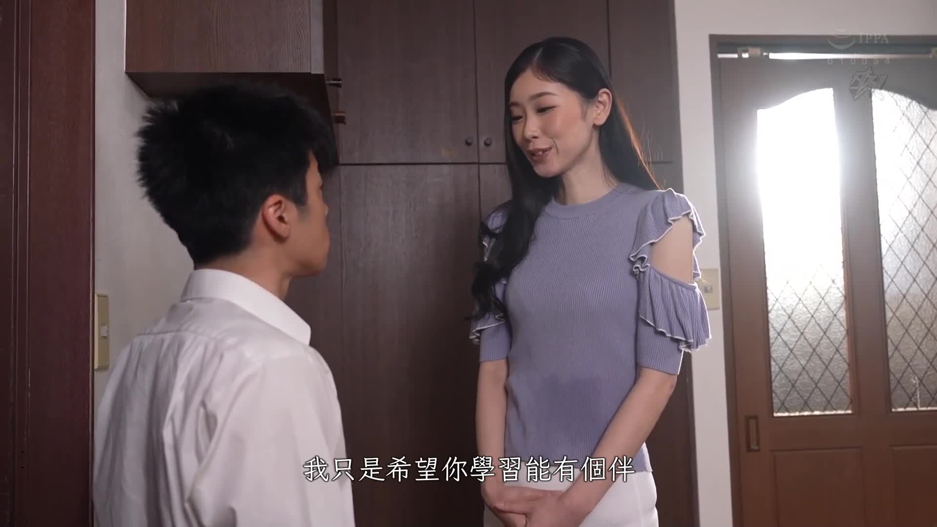 与憧憬已久的朋友妈妈透过配对应用程式重逢，紧张的线断了，两人抛开理性，放任本能交织在一起。小松杏 - AV大平台-中文字幕,成人影片,AV,国产,线上看