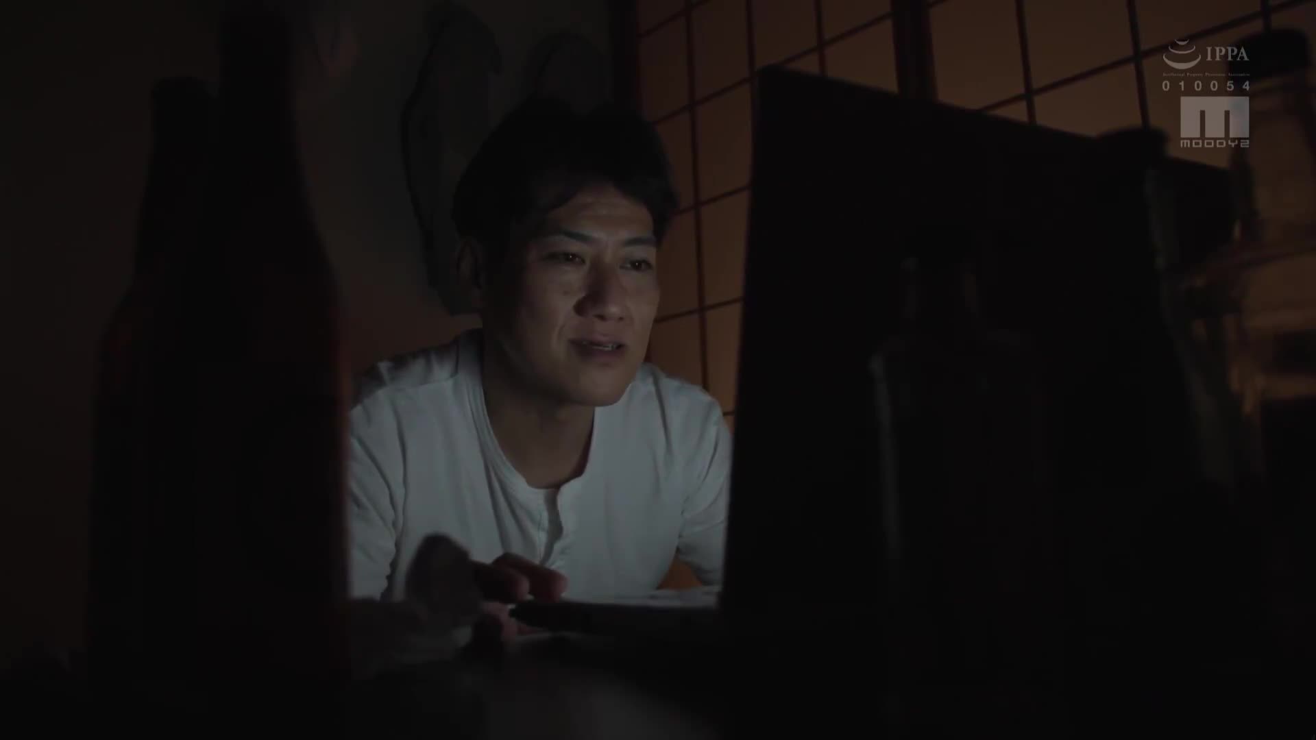 电车通勤中的穿着迷你裙的J系少女，被围困起来，大胆露出屁股，揉搓激情挥发，18发精液淋漓的无声轮奸。小野六花 - AV大平台-中文字幕,成人影片,AV,国产,线上看