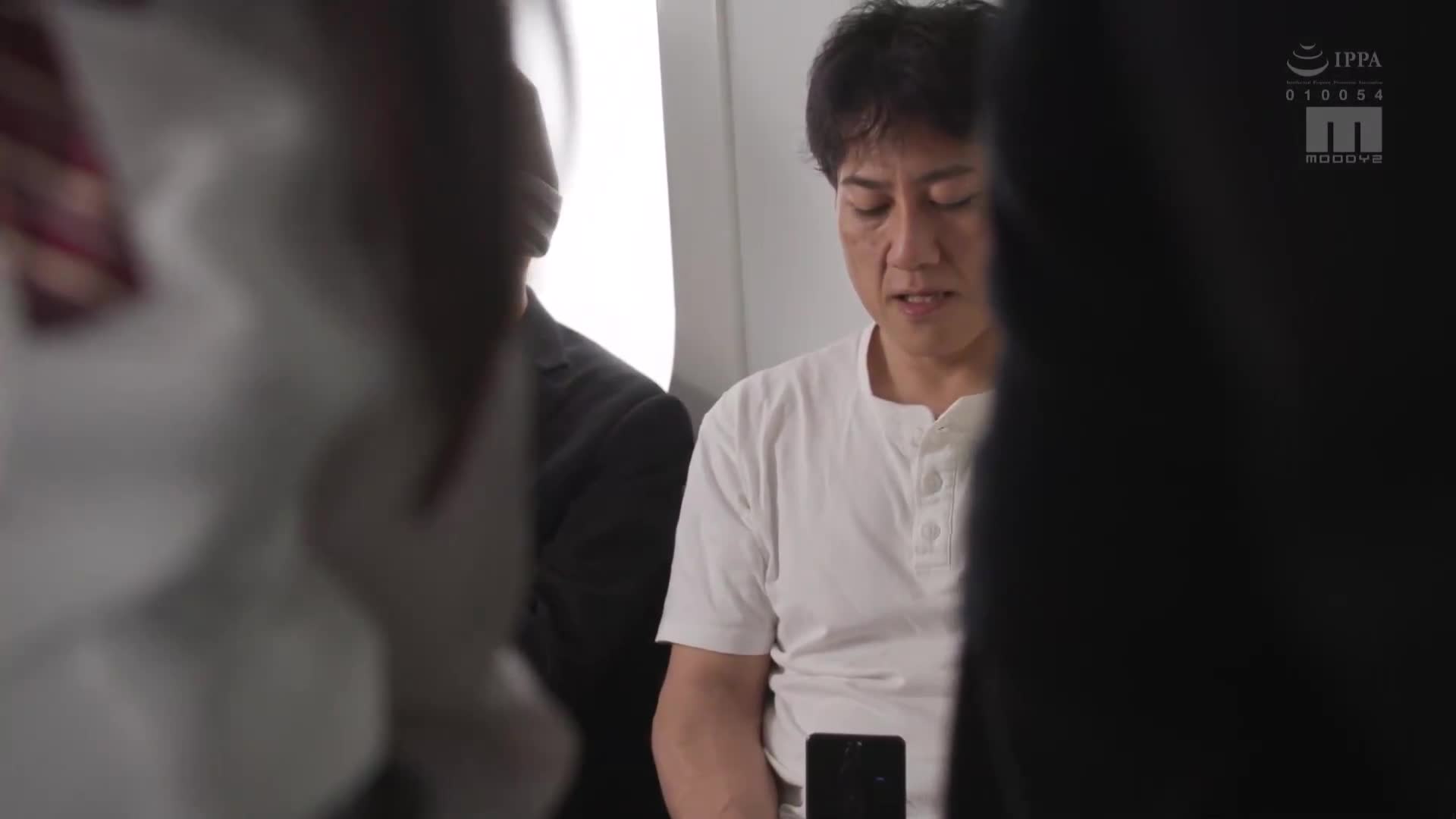 电车通勤中的穿着迷你裙的J系少女，被围困起来，大胆露出屁股，揉搓激情挥发，18发精液淋漓的无声轮奸。小野六花 - AV大平台-中文字幕,成人影片,AV,国产,线上看