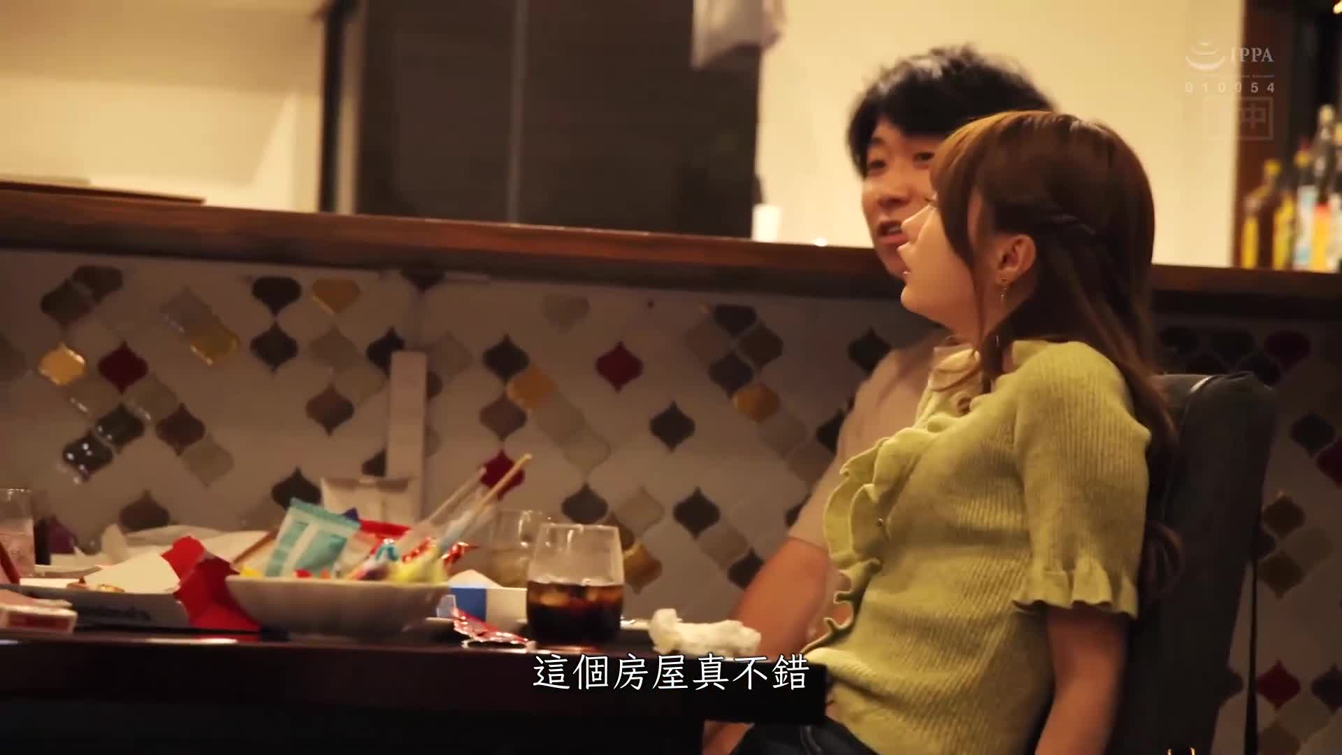 「你刚刚盯着我的腿，对吧！？」 就在他旁边有女友的情况下，用腿缠绕着耳边低语挑逗，然后狂放中出，美腿诱惑中出的同事甜蜜虐待OL姊姊。松本一香 - AV大平台-中文字幕,成人影片,AV,国产,线上看