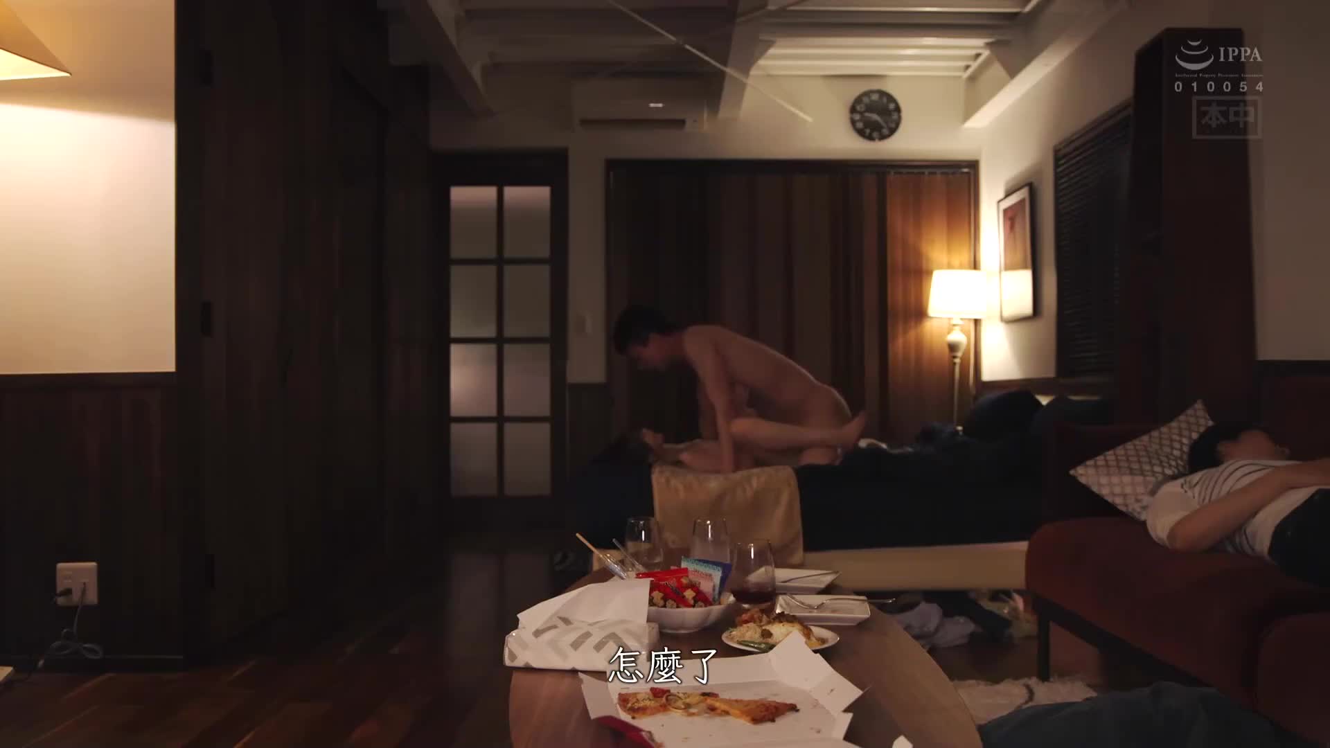 「你刚刚盯着我的腿，对吧！？」 就在他旁边有女友的情况下，用腿缠绕着耳边低语挑逗，然后狂放中出，美腿诱惑中出的同事甜蜜虐待OL姊姊。松本一香 - AV大平台-中文字幕,成人影片,AV,国产,线上看
