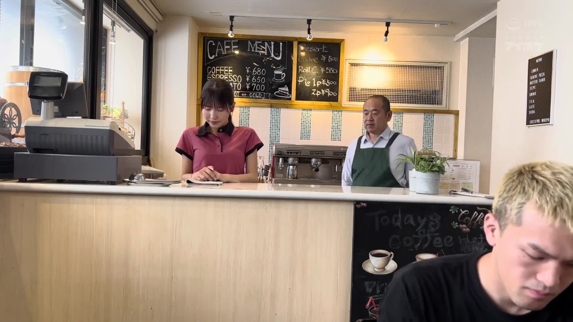 兼职工作的可爱前辈在讨厌的店长指示下穿上短裙，被迫进行性骚扰并陷入快感堕落。 樱空桃 - AV大平台-中文字幕,成人影片,AV,国产,线上看