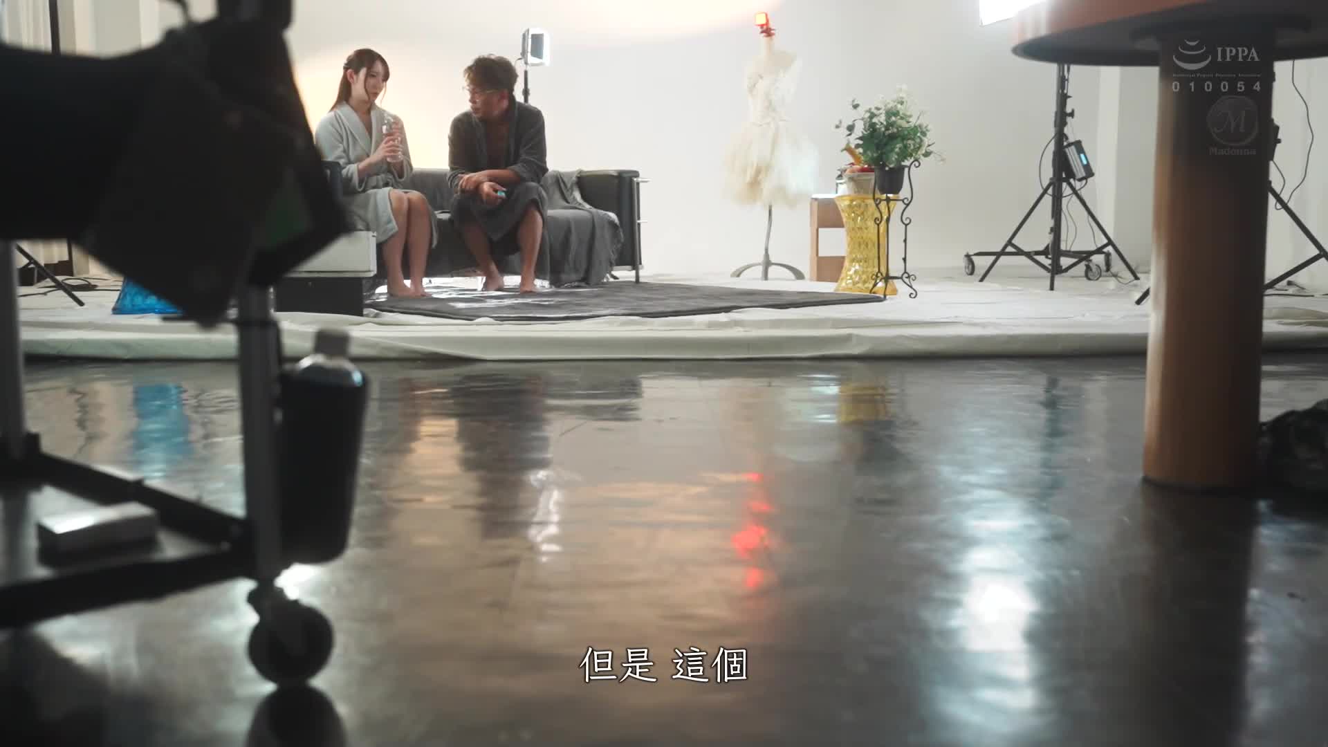 裸体模特儿NTR：上司与羞耻中沉沦的妻子令人震惊的出轨影像 小花暖 - AV大平台-中文字幕,成人影片,AV,国产,线上看