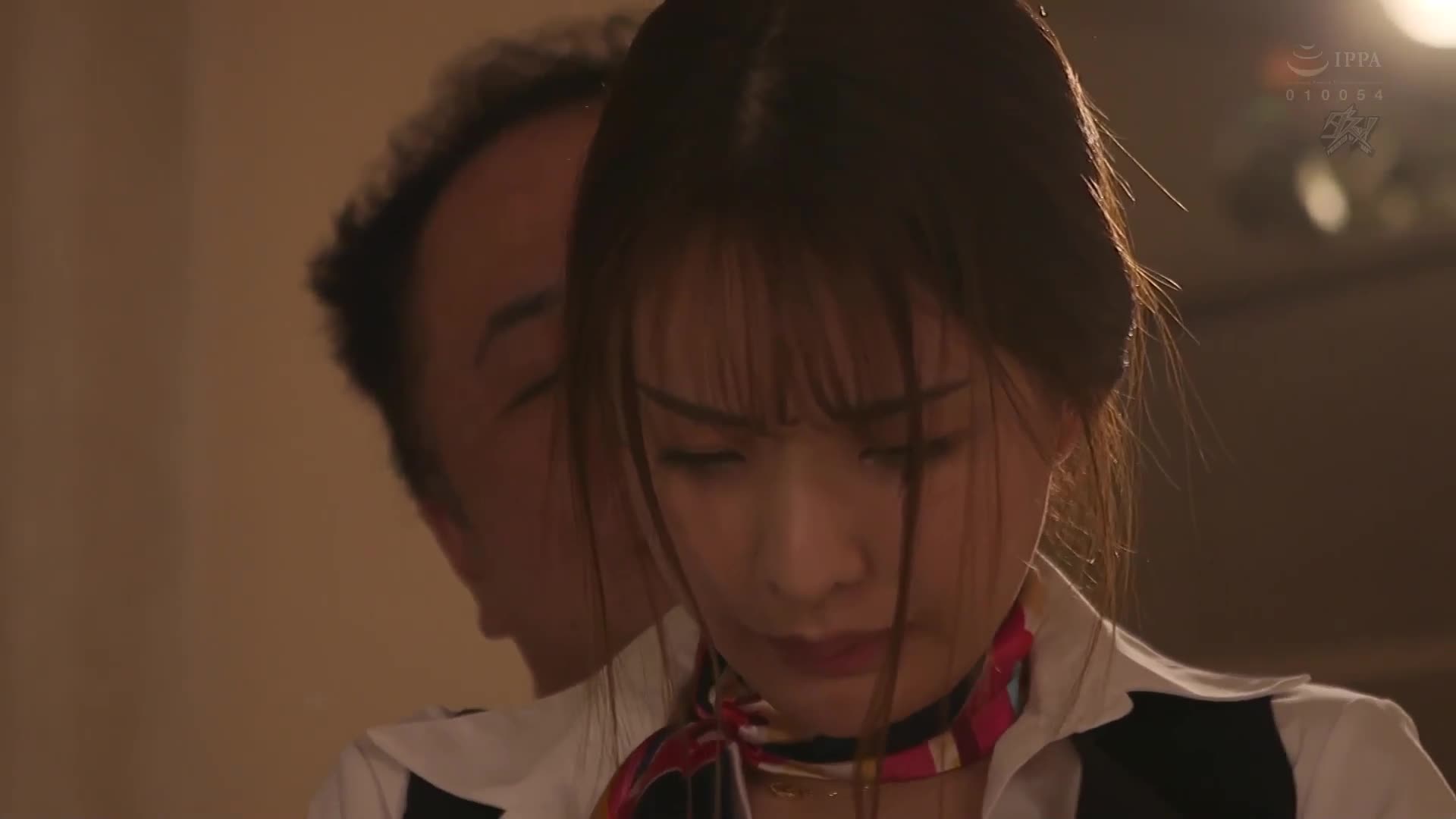 愤怒于航班延误的恶意VIP客人，沉溺于与美腿头等级空中服务员的湿润足部舔舐和缠绵性交。 佐野由真 - AV大平台-中文字幕,成人影片,AV,国产,线上看