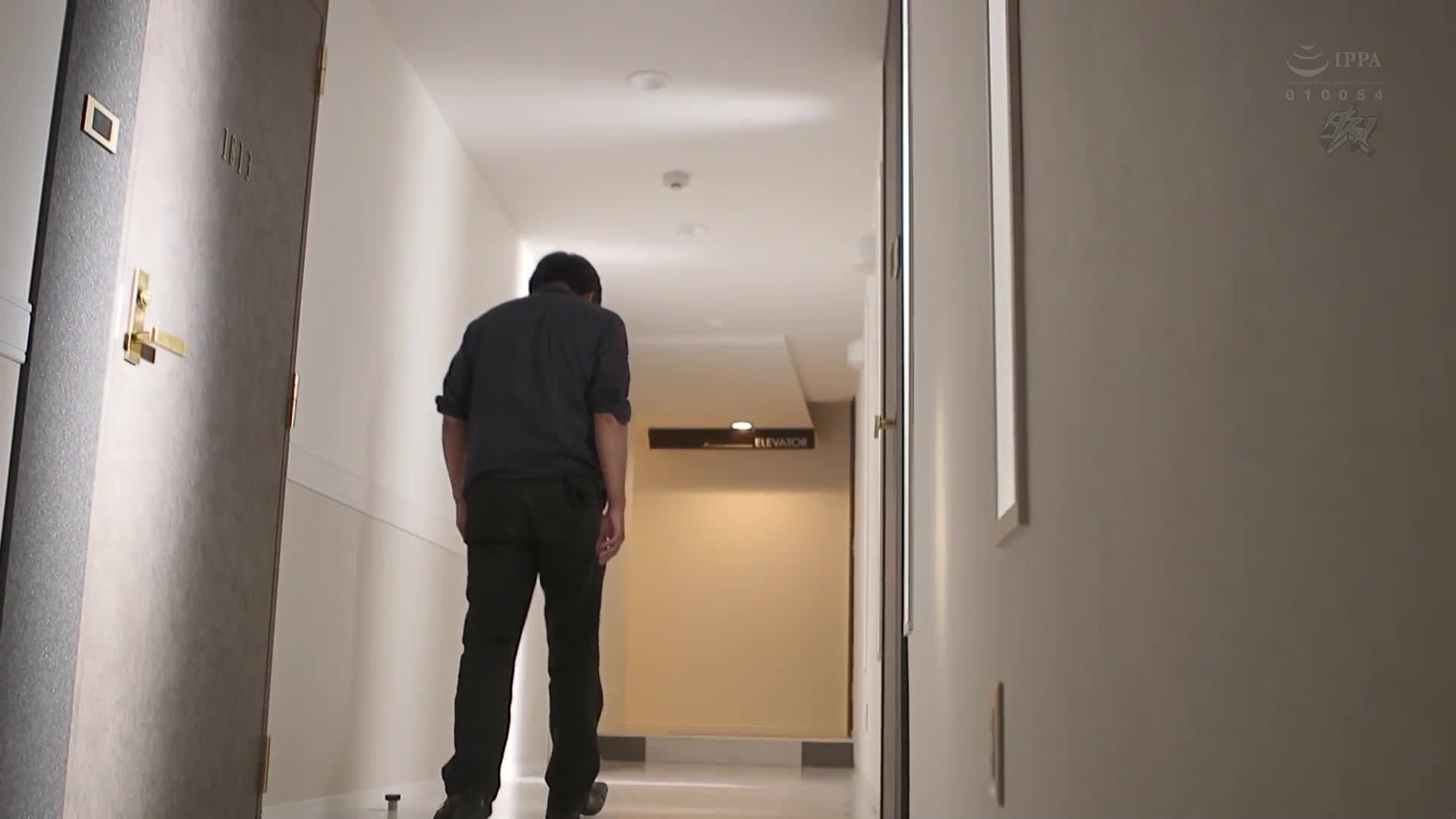 愤怒于航班延误的恶意VIP客人，沉溺于与美腿头等级空中服务员的湿润足部舔舐和缠绵性交。 佐野由真 - AV大平台-中文字幕,成人影片,AV,国产,线上看
