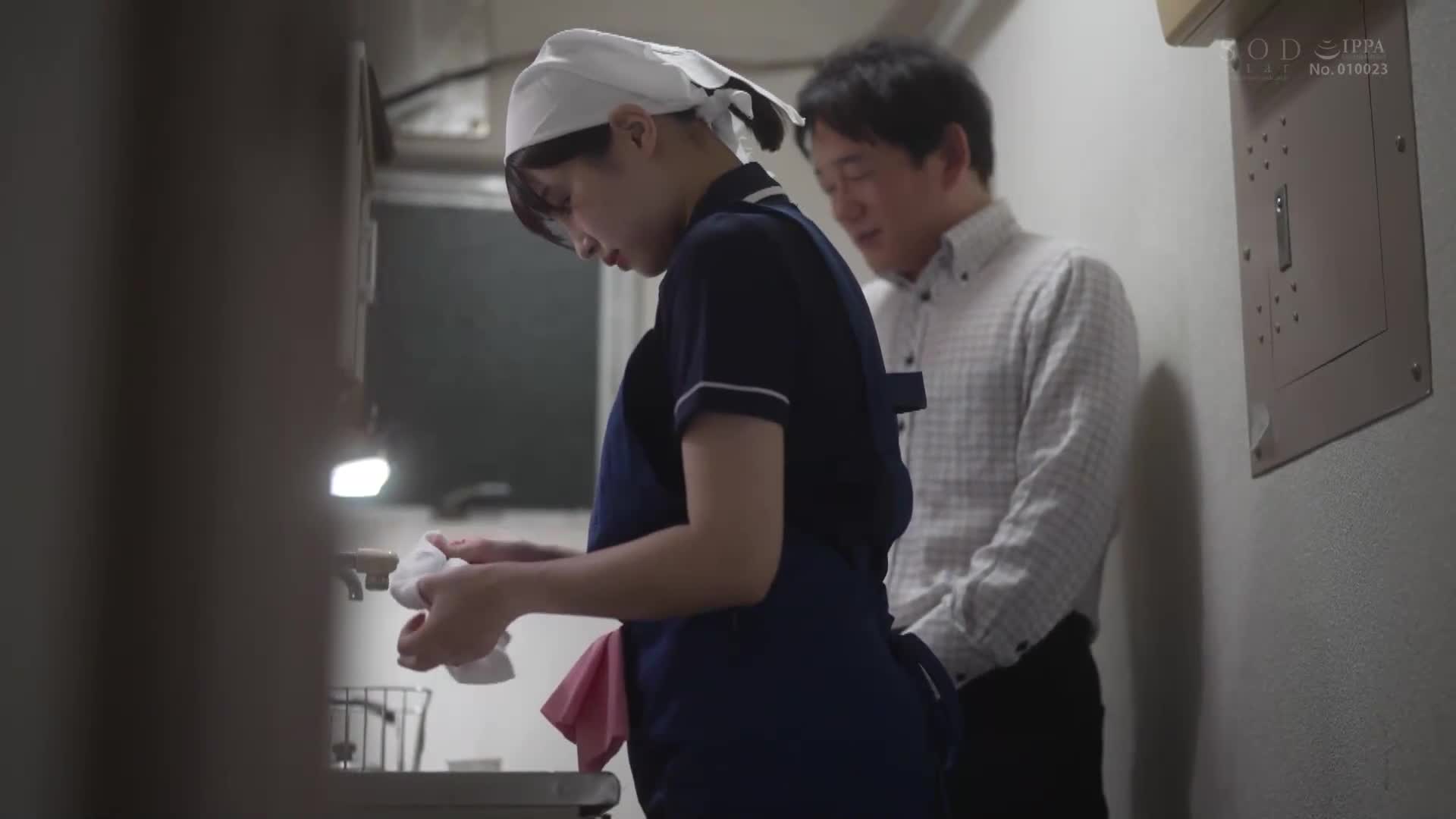 办公室清洁工唯井真寻的阴部好湿……他用隐藏在清洁服下的跳蛋装置让她一遍又一遍地到达高潮，让他的工作进展得更快！ 唯井真寻 - AV大平台-中文字幕,成人影片,AV,国产,线上看