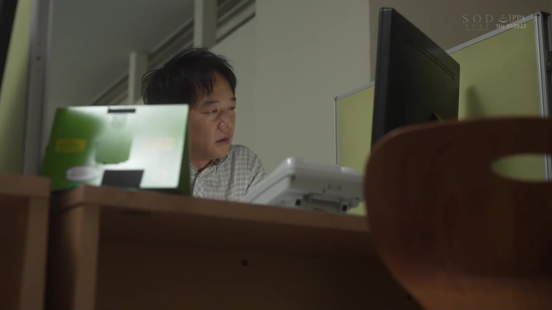 办公室清洁工唯井真寻的阴部好湿……他用隐藏在清洁服下的跳蛋装置让她一遍又一遍地到达高潮，让他的工作进展得更快！ 唯井真寻 - AV大平台-中文字幕,成人影片,AV,国产,线上看