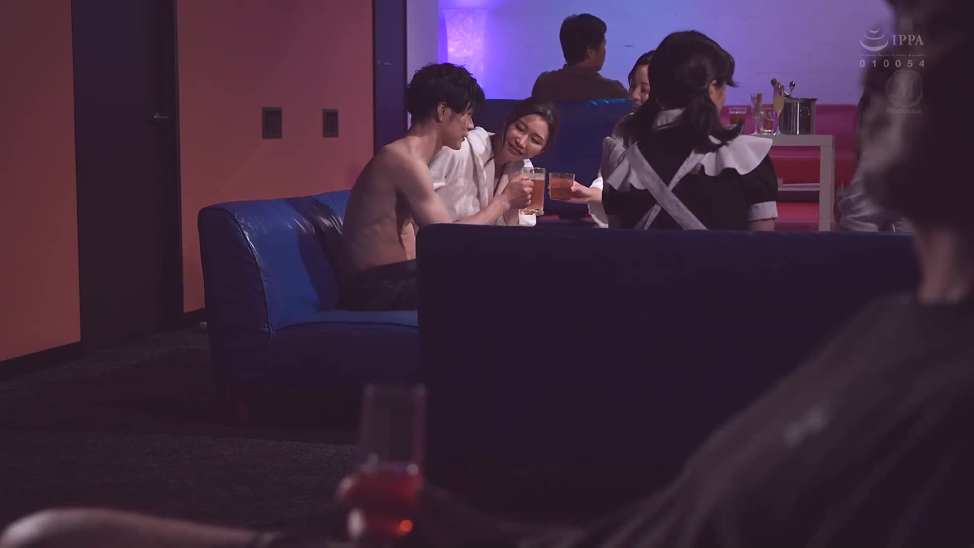 被日常所困扰的人妻们，被恶作剧，持续被榨干精液...今夜，我在「意外酒吧」献出了童贞。 - AV大平台-中文字幕,成人影片,AV,国产,线上看