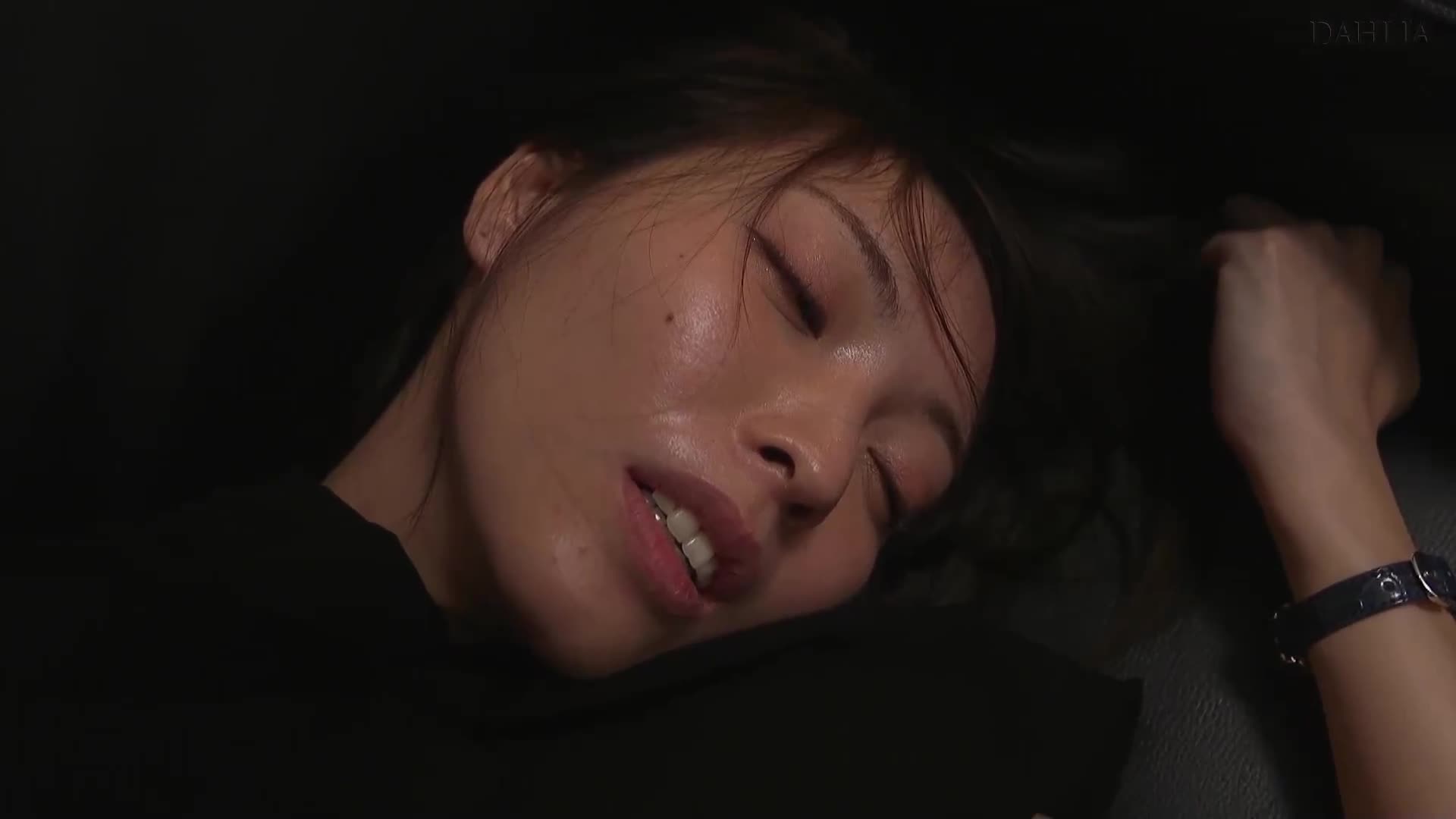 忘了理智，在社长办公室的密室里互相追求，深吻舌吻，充满口水的交配。 峰玲子 - AV大平台-中文字幕,成人影片,AV,国产,线上看