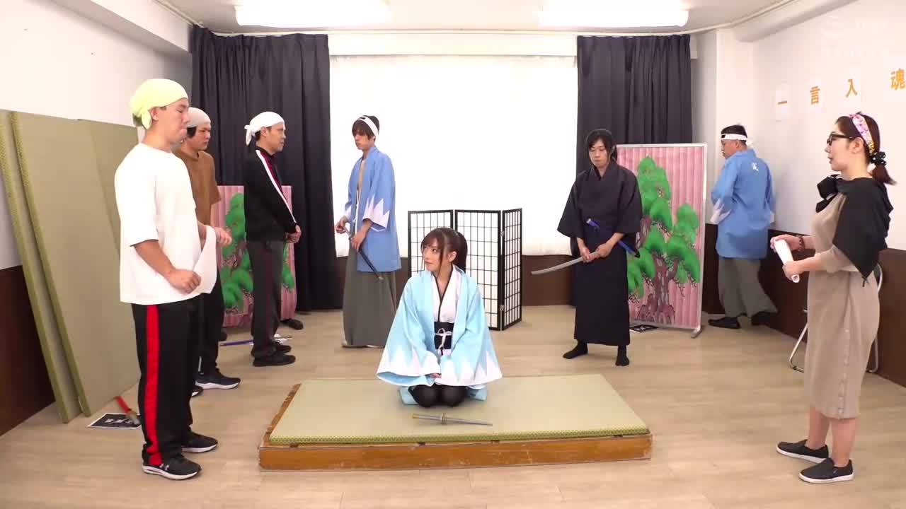 耻辱！ 权力骚扰团的皇帝兼团长，为了让不会演戏的新人女演员明白角色的感受－切腹，向她传授裸体表演！ 美少女新选组佐藤汐雄版 - AV大平台-中文字幕,成人影片,AV,国产,线上看