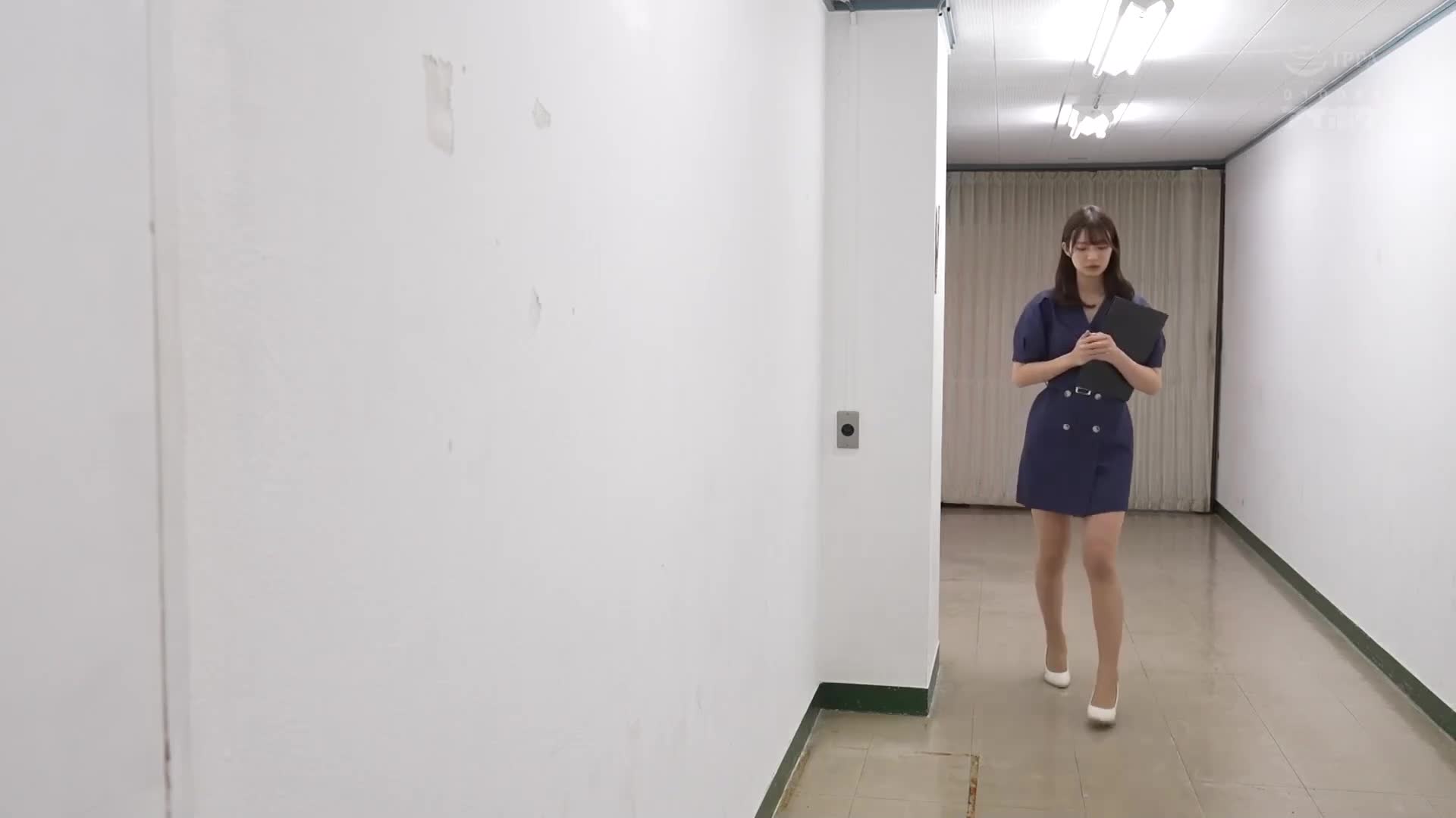 被袭击的美腿女教师：丝袜狂热者的目标 纤细美腿！ 圆润美臀！ 疯狂跟踪者的缠绕性交 樱若菜 - AV大平台-中文字幕,成人影片,AV,国产,线上看