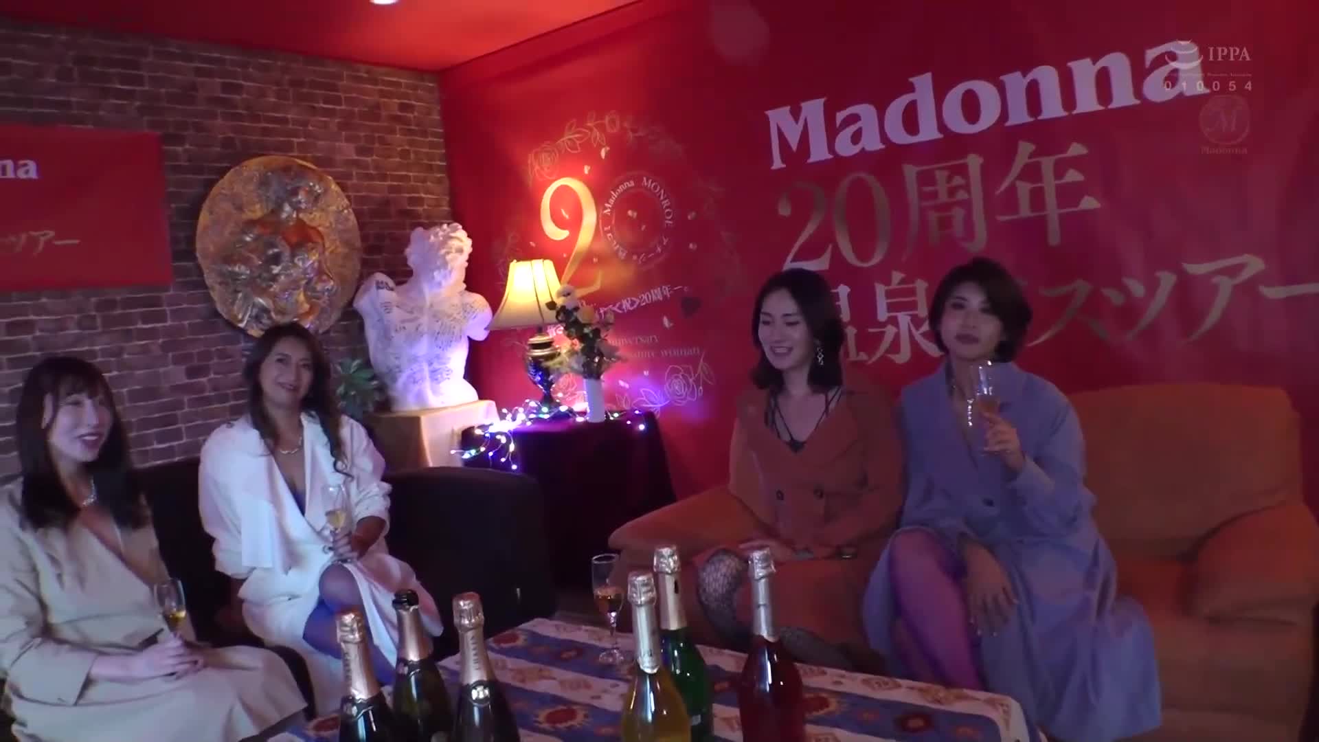 麦当娜20周年纪念×痴女特化厂牌《阿奇乔》1周年纪念作品！ ！ 麦当娜专属美女军团猎捕青涩男孩的春天处男毕业典礼 - AV大平台-中文字幕,成人影片,AV,国产,线上看