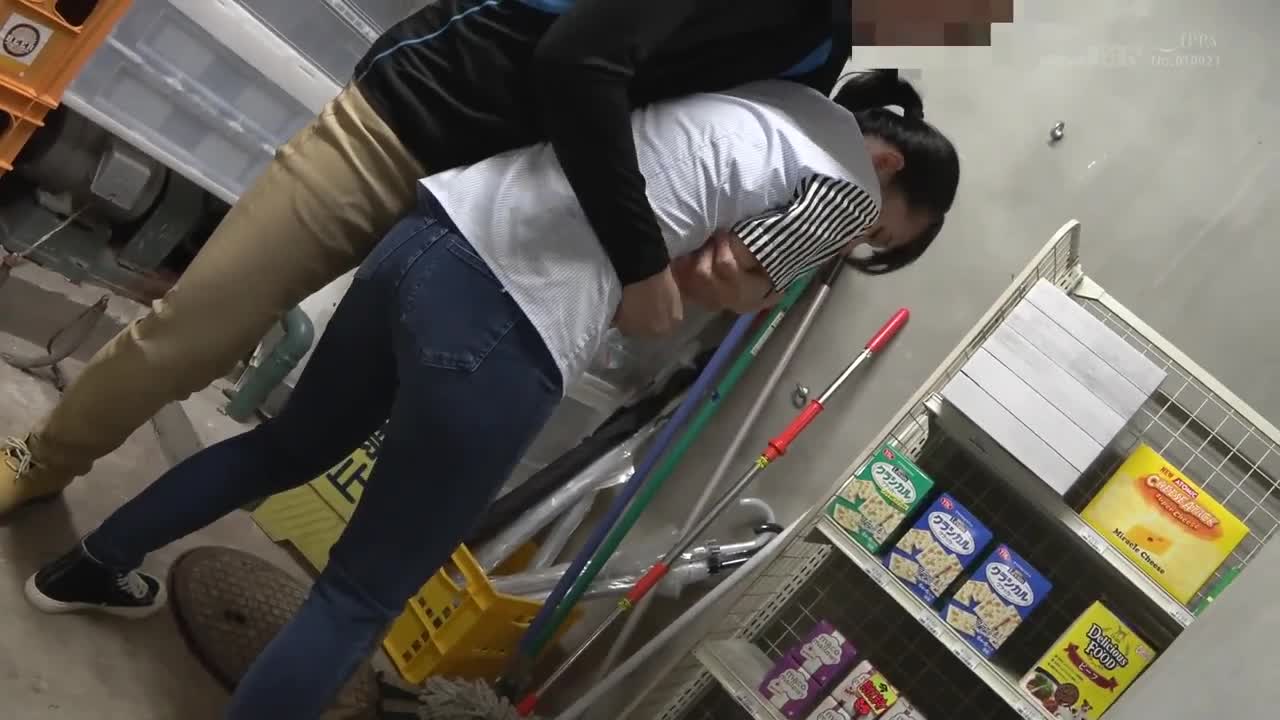 接客態度の悪いコンビニバイト娘に無理矢理、媚●付きリモバイ仕込んで制裁失禁させたった！仕事中にも拘わらず店内のあらゆる場所でスイッチオン！媚●で屈●濡れしたオマ●コに挿入すると中出しSEXに溺れ狂う！！ - AV大平台-中文字幕,成人影片,AV,国产,线上看