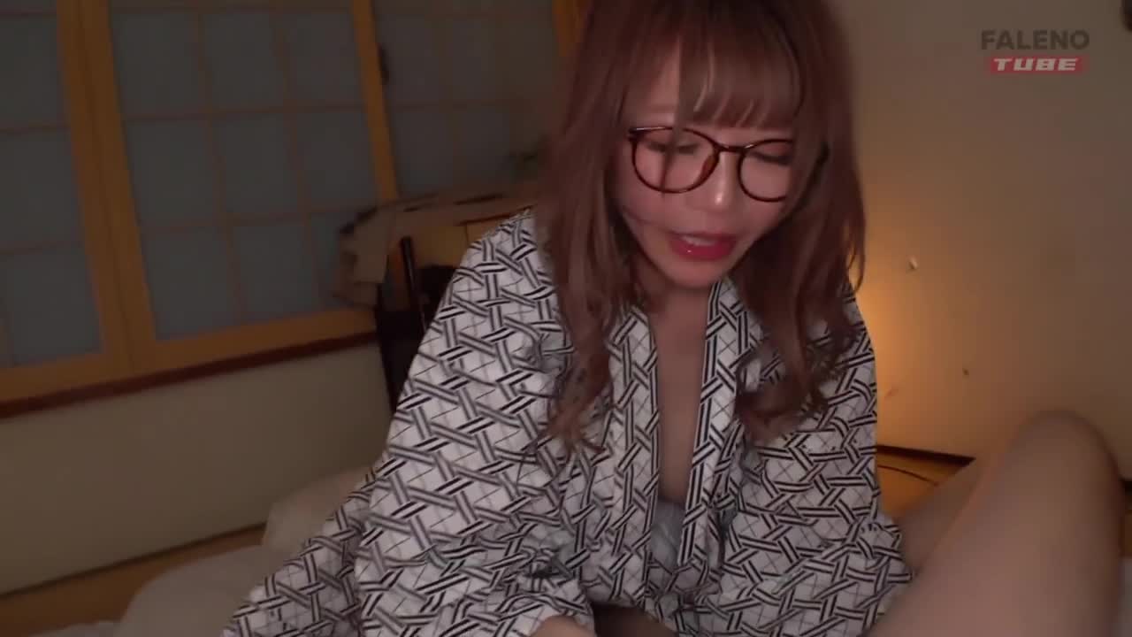 まさか誘惑されてる！？隣で眠る女子社員の浴衣がはだけて生乳がポロリ！社員旅行先の温泉旅館で同室に泊まることになった同僚社員とエロハプニング！！ - AV大平台-中文字幕,成人影片,AV,国产,线上看