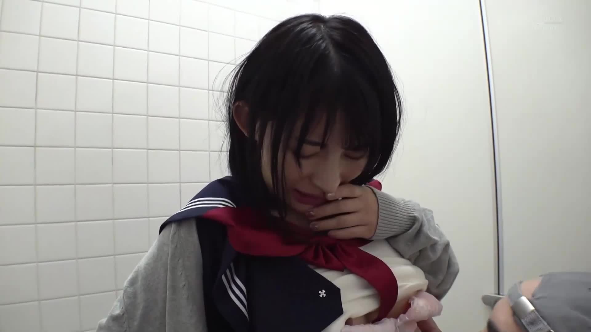 有一天，一名天真的美丽女孩在被猥亵后在公共场合沉迷于性……直到她从被人看见的快感中感到愉悦，并开始在留言板上寻找伴侣。 宫岛芽衣 - AV大平台-中文字幕,成人影片,AV,国产,线上看