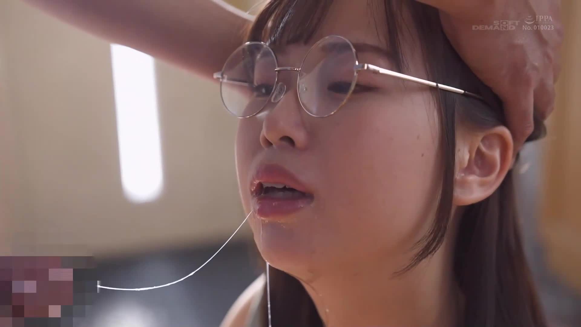 戴着眼镜巨乳的艺术大学生，被在画廊里寻找年轻女摄影师的中年跟踪狂偷偷黏在男友身上并打上精液，樟叶杏 - AV大平台-中文字幕,成人影片,AV,国产,线上看