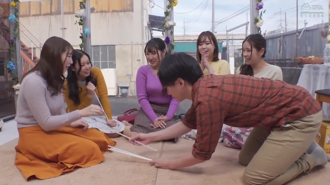 《MM号青空国王游戏！ 妈妈朋友×处男！ 随着越来越过激的淫荡命令，被湿透的欲求不满的女性私处被处男阳具独占！ ！ 无限制地插入中出！ ！ 梦寐以求的后宫初体验大乱交 in魔镜号》 - AV大平台-中文字幕,成人影片,AV,国产,线上看