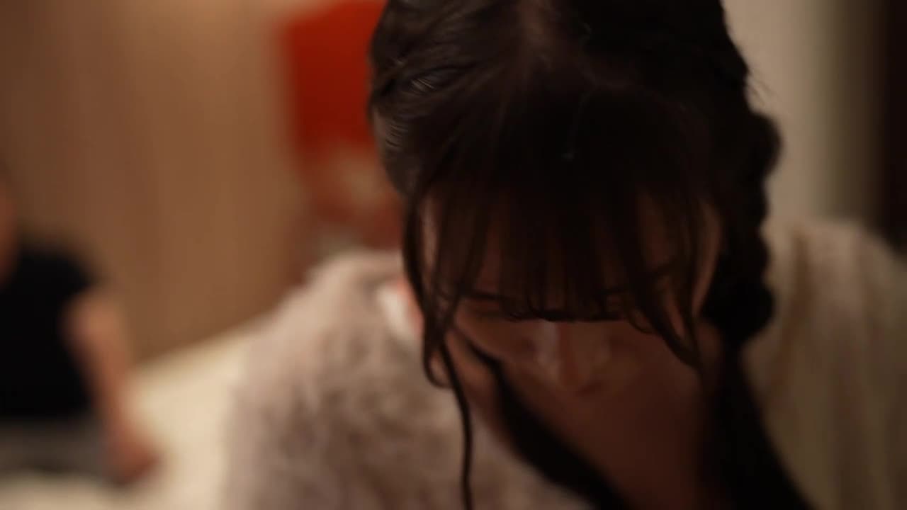 在酒吧工作的海报女郎决定出演AV！ 那个说是为了学费的女孩，其实是个性怪物！ ？ 当你的鸡巴撞上她纤细的身体时，房间里响起了淫荡的声音！ 【初拍】AV线上申请→AV体验拍摄2143 - AV大平台-中文字幕,成人影片,AV,国产,线上看