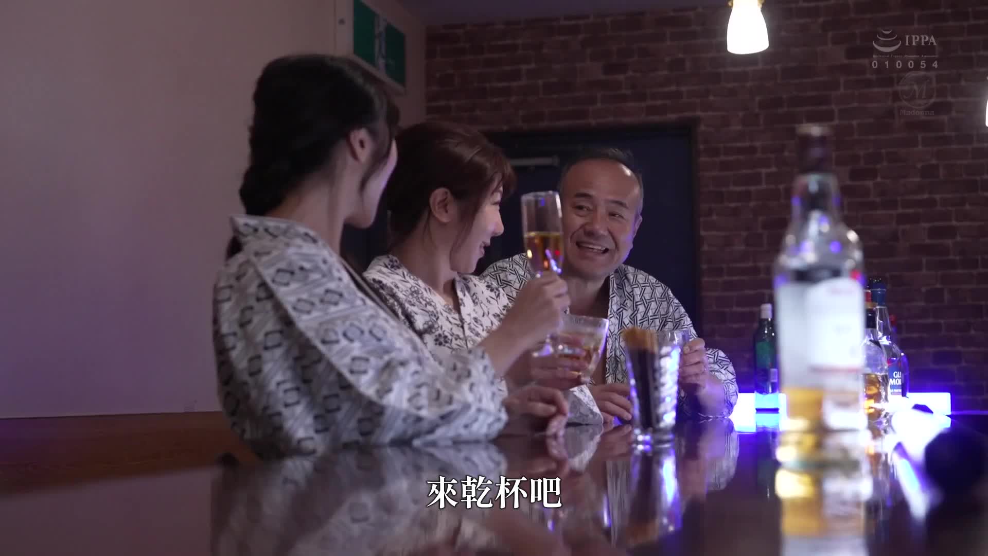 密切的性爱 ～在丈夫不在的温泉旅行中，与丈夫的上司沉溺于酒和不贞的我～ 上羽绚 - AV大平台-中文字幕,成人影片,AV,国产,线上看