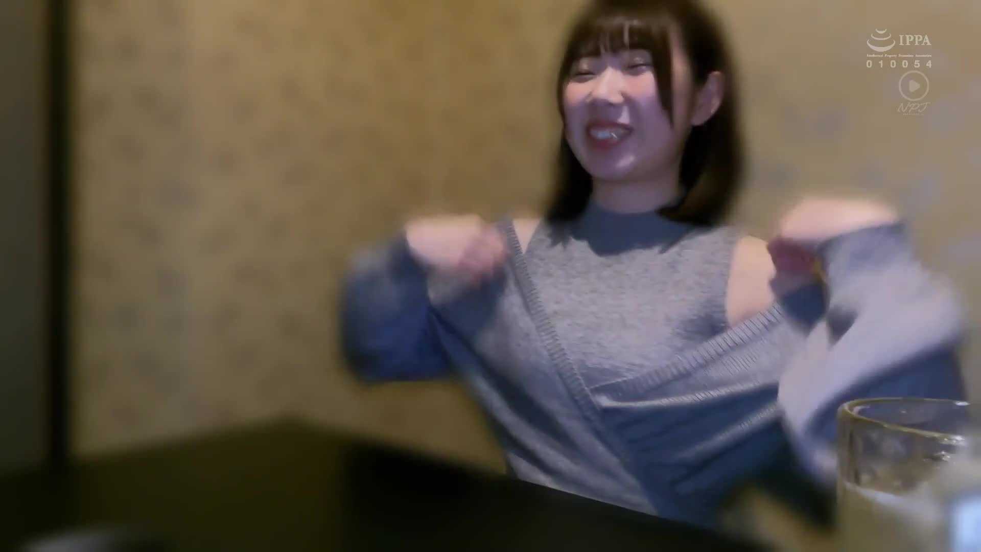 现在是普通孩子脱掉衣服的时候了。被年长男性吸引的普通女大生如何平常地享受这样的性爱？透过SNS认识的爱吃松饼的女大生（21岁）正平常地享受与年长男性的性爱。 - AV大平台-中文字幕,成人影片,AV,国产,线上看