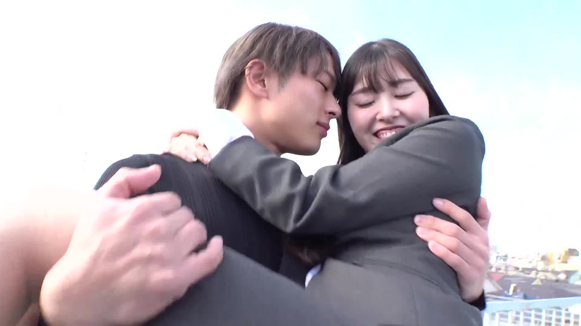 初々しいリクルートスーツの就活女子大生の皆さんww青空の下で脳がトロける超濃密ベロキス体験してみませんか？舌を絡ませる糸引き涎ダラダラ公開ディープキスで高まっちゃって！？とにかくキスキスキス生々しい接吻... - AV大平台-中文字幕,成人影片,AV,国产,线上看