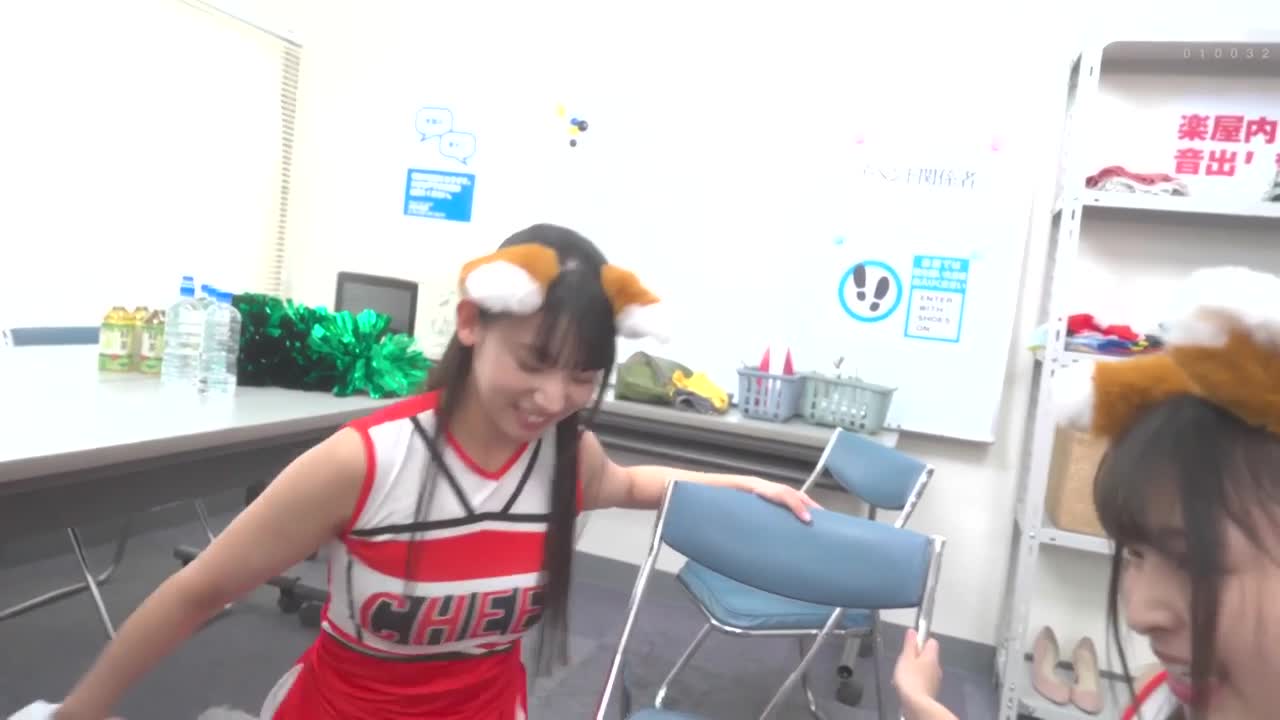 穿着睡衣打工的我与性感啦啦队一起在更衣室！而且还是穿着可爱睡衣的她，不小心在我面前换衣服！忘记脱下睡衣，我却一直盯着她勃起！ 2 - AV大平台-中文字幕,成人影片,AV,国产,线上看
