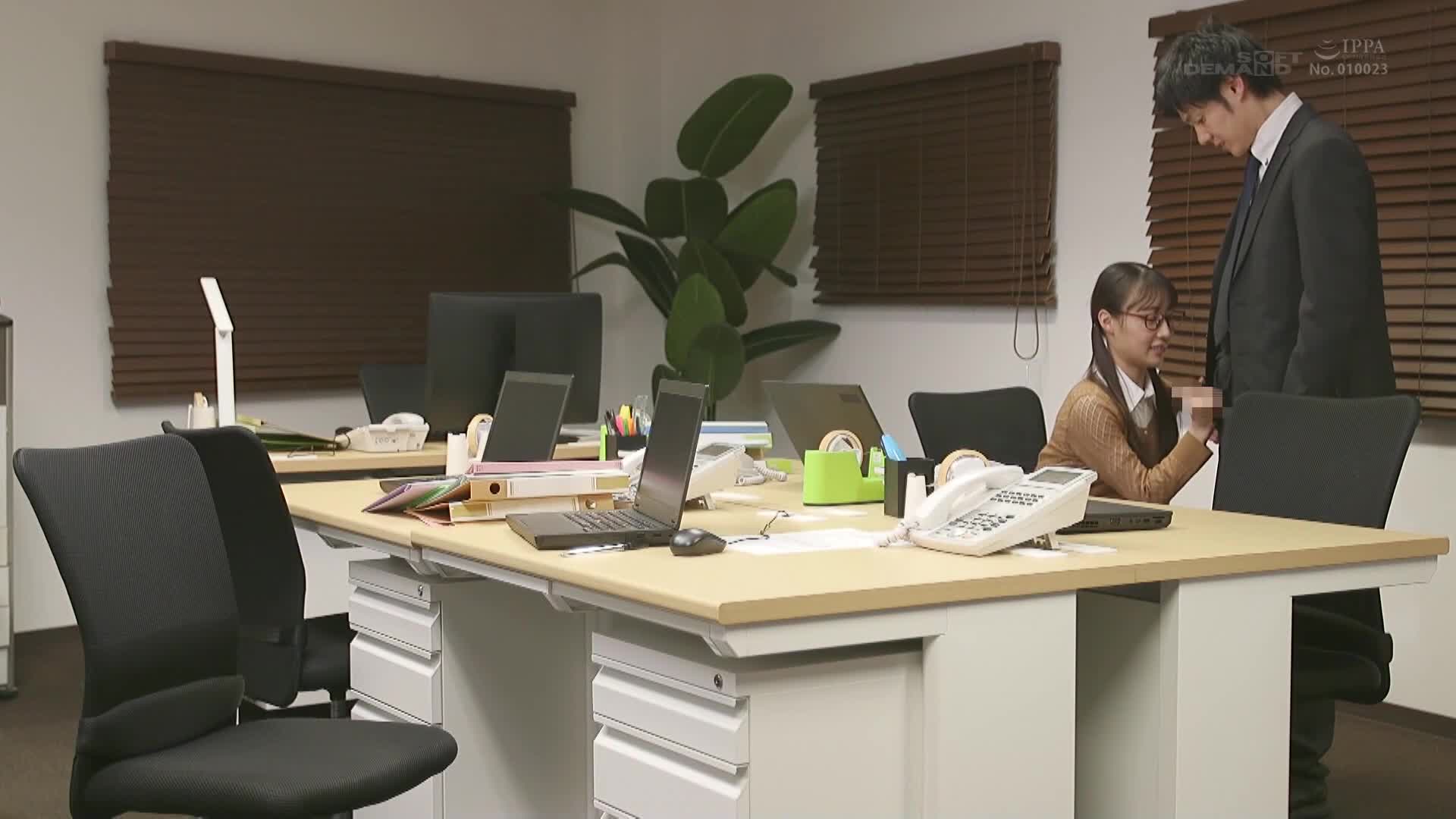当我工作压力很大时，一个相貌平平但看起来很色情的上班族偷偷给我打手枪和口交。 齐藤帆夏 - AV大平台-中文字幕,成人影片,AV,国产,线上看