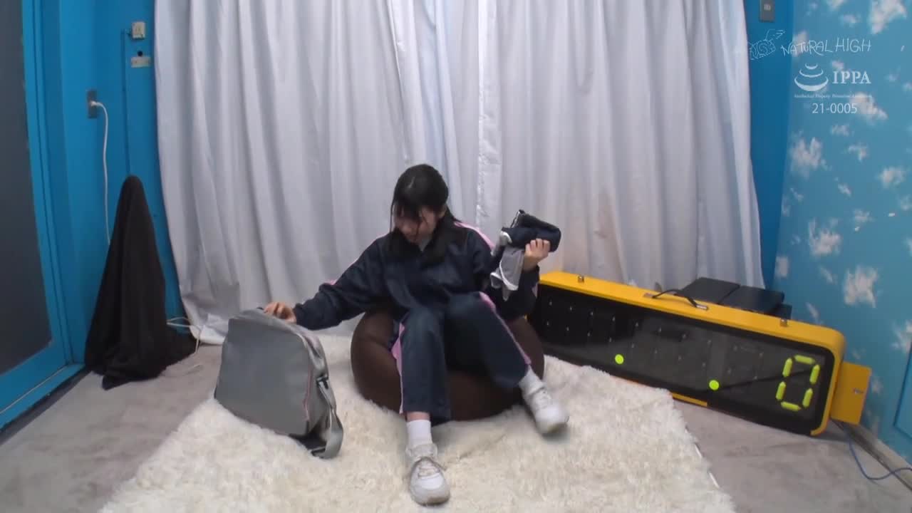 【田径部凉子酱】失禁魔镜问题，直接推到胯间！目标是使用深蹲「电动按摩器」计数器按压 100 次！一名女学生从社团活动回来，无法抗拒快感，尿在腿上。 - AV大平台-中文字幕,成人影片,AV,国产,线上看